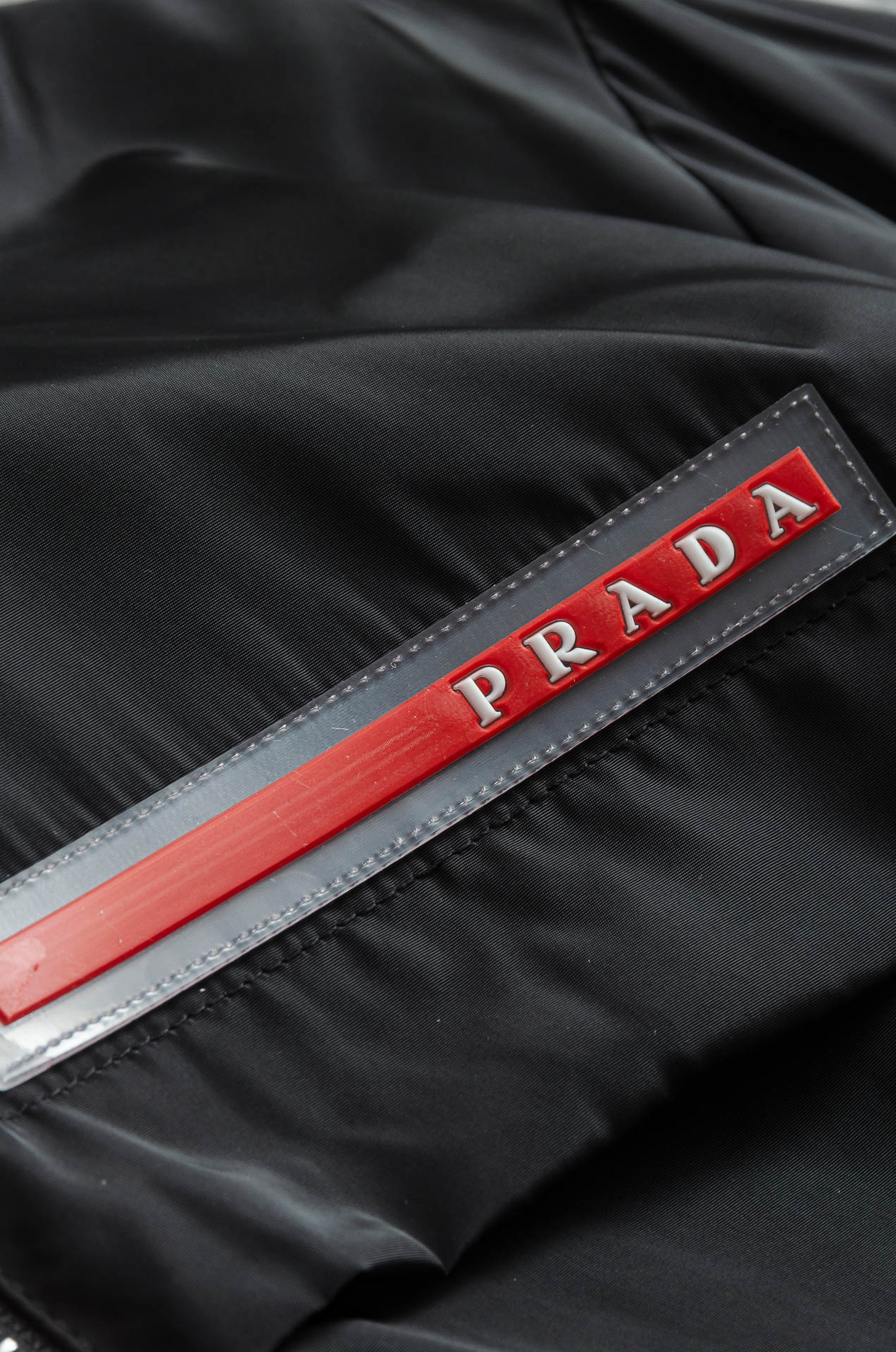 Pra*da 普拉达真标防伪芯片系列#连帽防水夹克外套，同步官网发售！原厂代工出品，该款夹克外层超柔聚酯