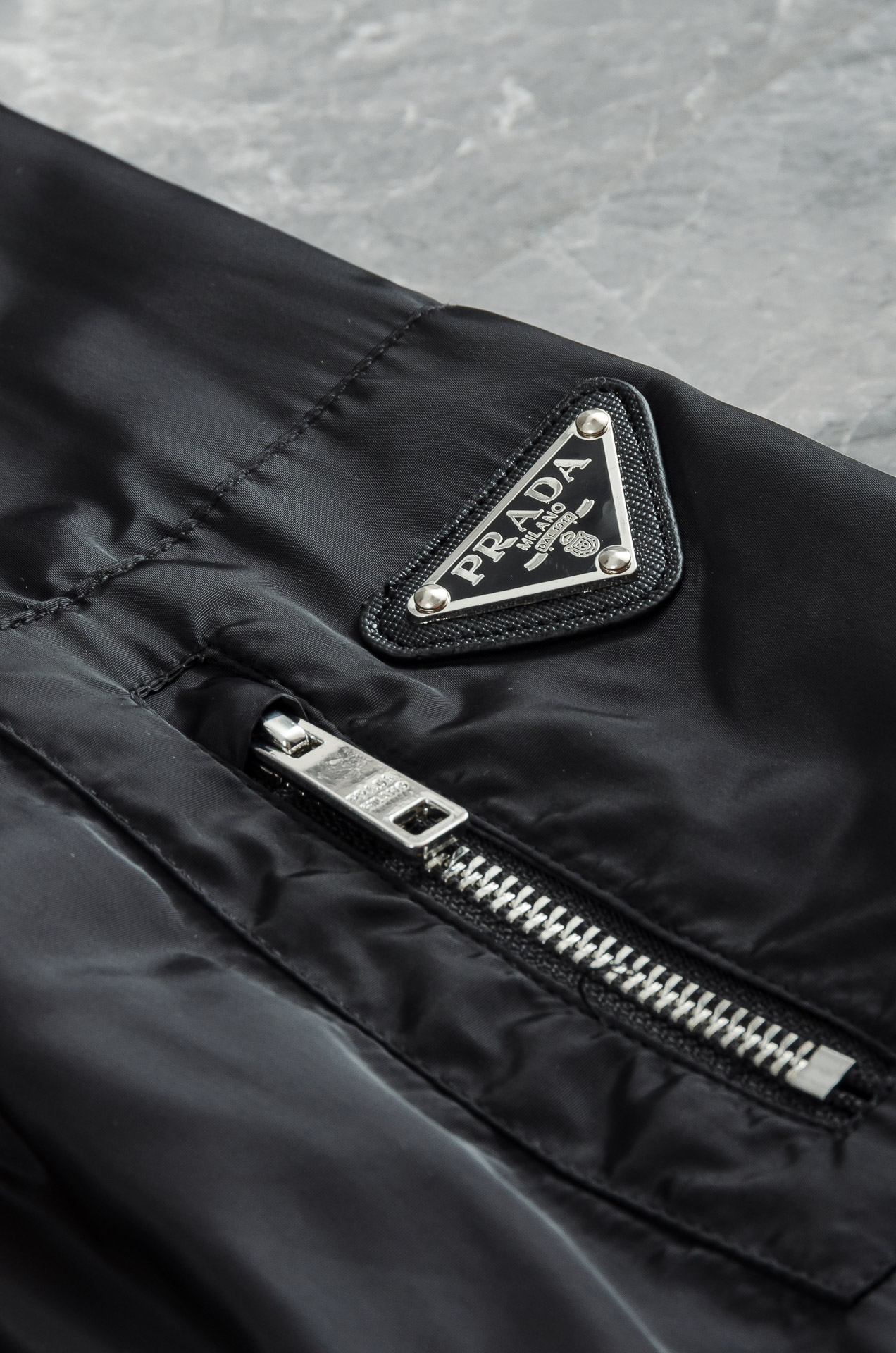 Pra*da 普拉达真标防伪芯片系列#连帽防水夹克外套，同步官网发售！原厂代工出品，该款夹克外层超柔聚酯