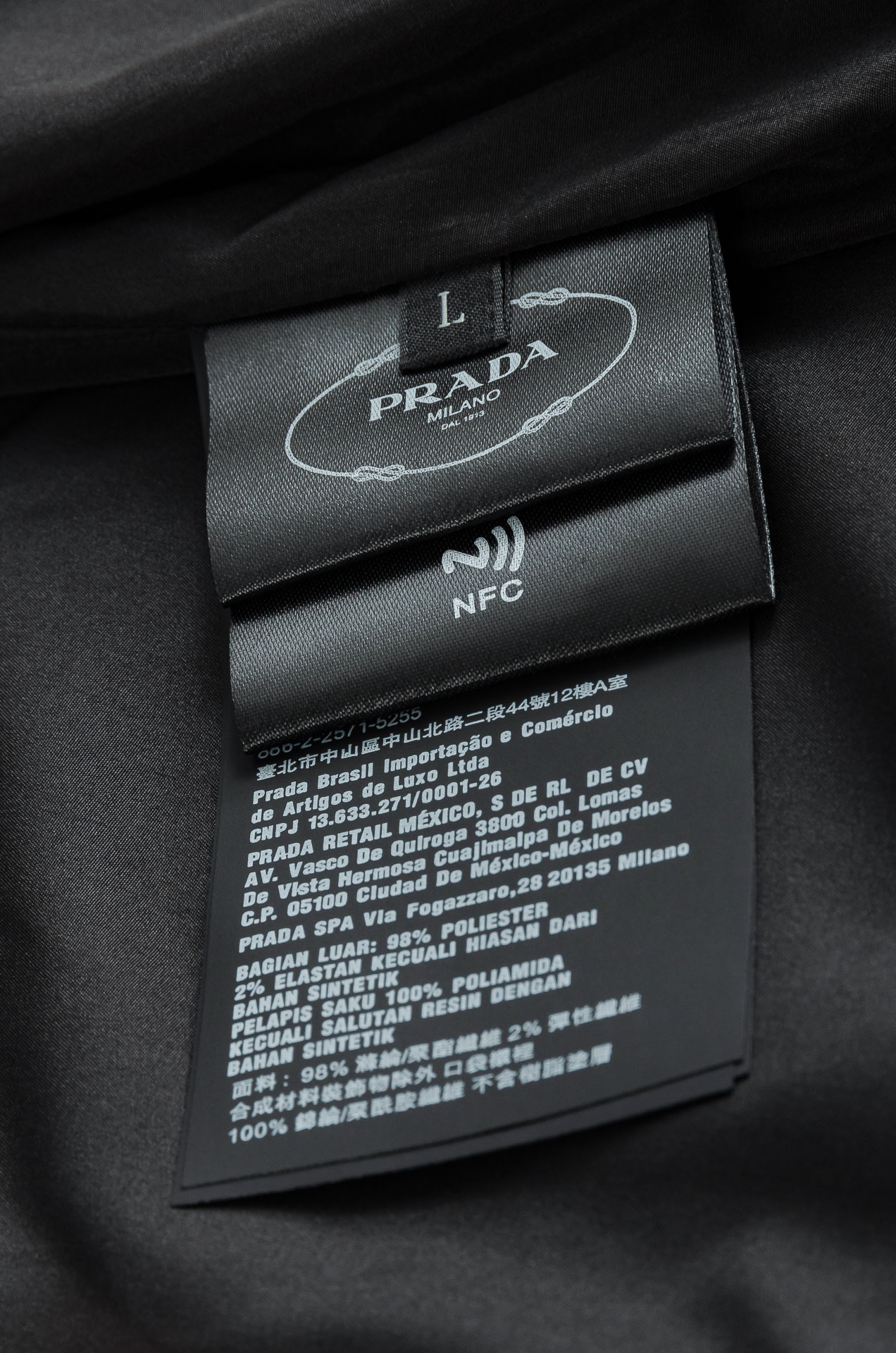 Pra*da 普拉达真标防伪芯片系列#连帽防水夹克外套，同步官网发售！原厂代工出品，该款夹克外层超柔聚酯