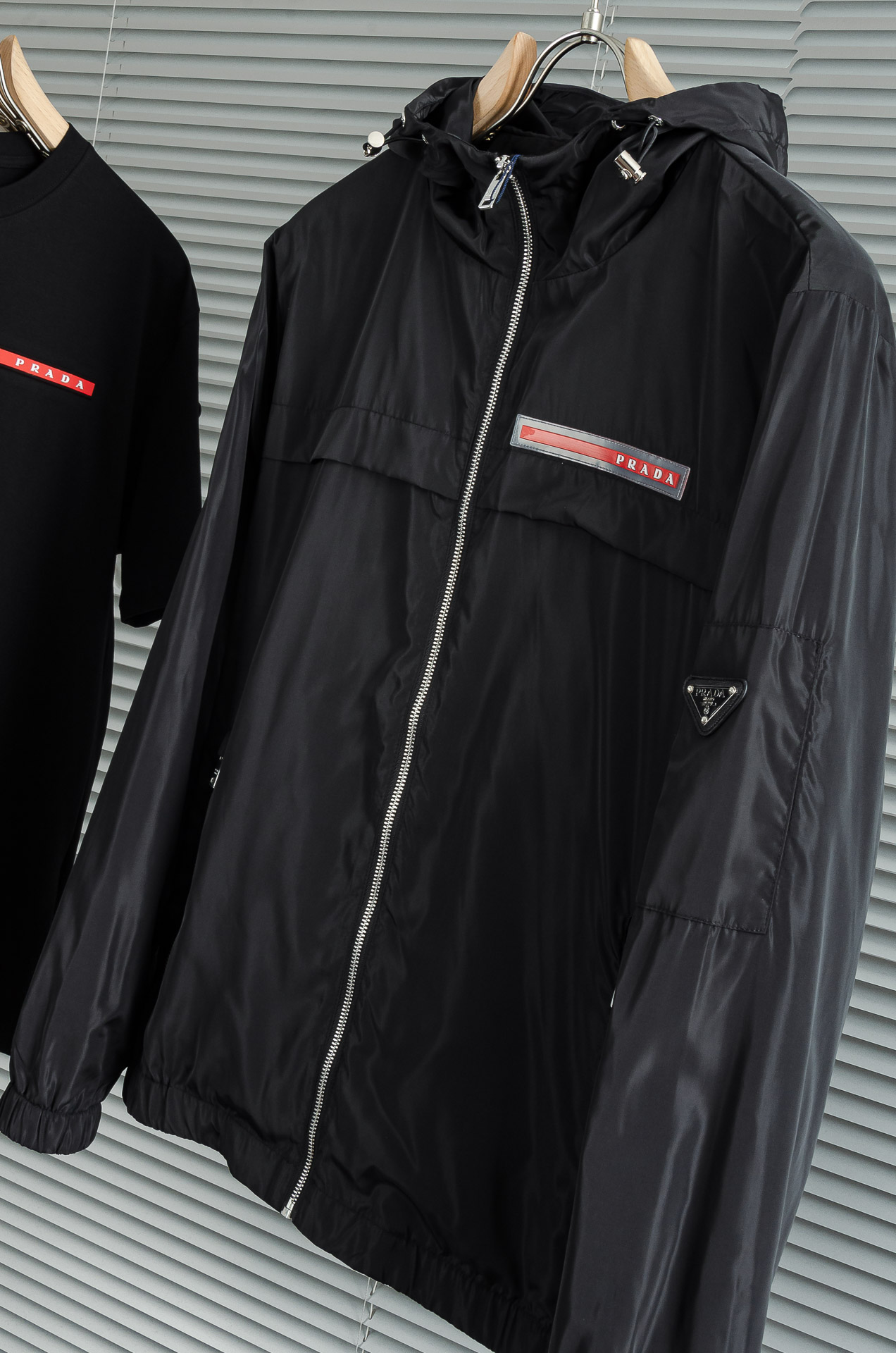 Pra*da 普拉达2025新品，真标防伪芯片系列#连帽防水夹克外套，同步官网发售！原厂代工出品，该款夹