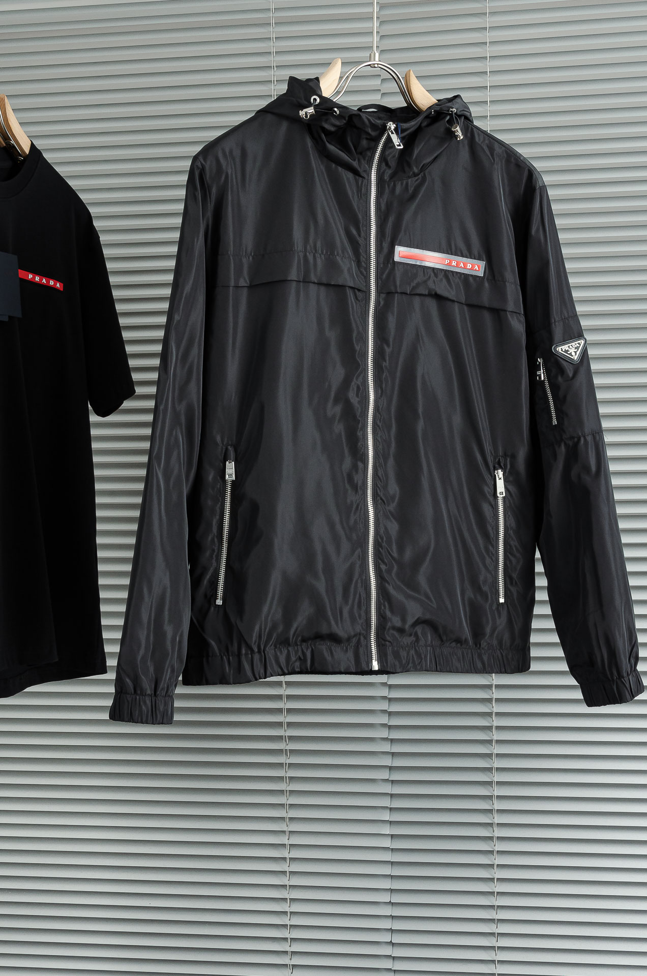 Pra*da 普拉达2025新品，真标防伪芯片系列#连帽防水夹克外套，同步官网发售！原厂代工出品，该款夹