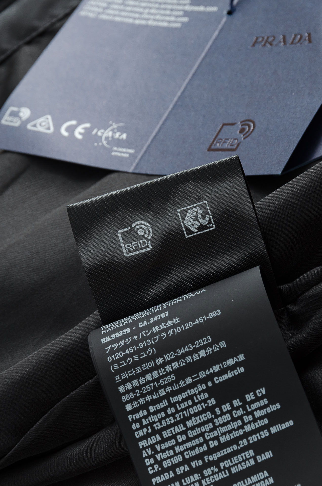 Pra*da 普拉达2025新品，真标防伪芯片系列#连帽防水夹克外套，同步官网发售！原厂代工出品，该款夹