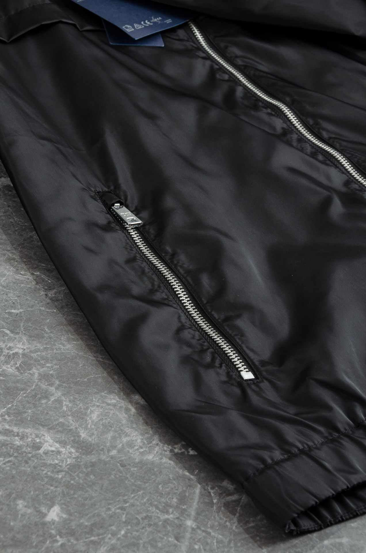 Pra*da 普拉达2025新品，真标防伪芯片系列#连帽防水夹克外套，同步官网发售！原厂代工出品，该款夹