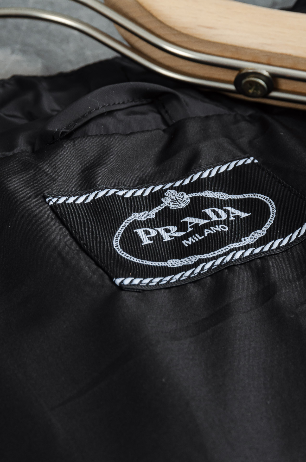 Pra*da 普拉达2025新品，真标防伪芯片系列#连帽防水夹克外套，同步官网发售！原厂代工出品，该款夹