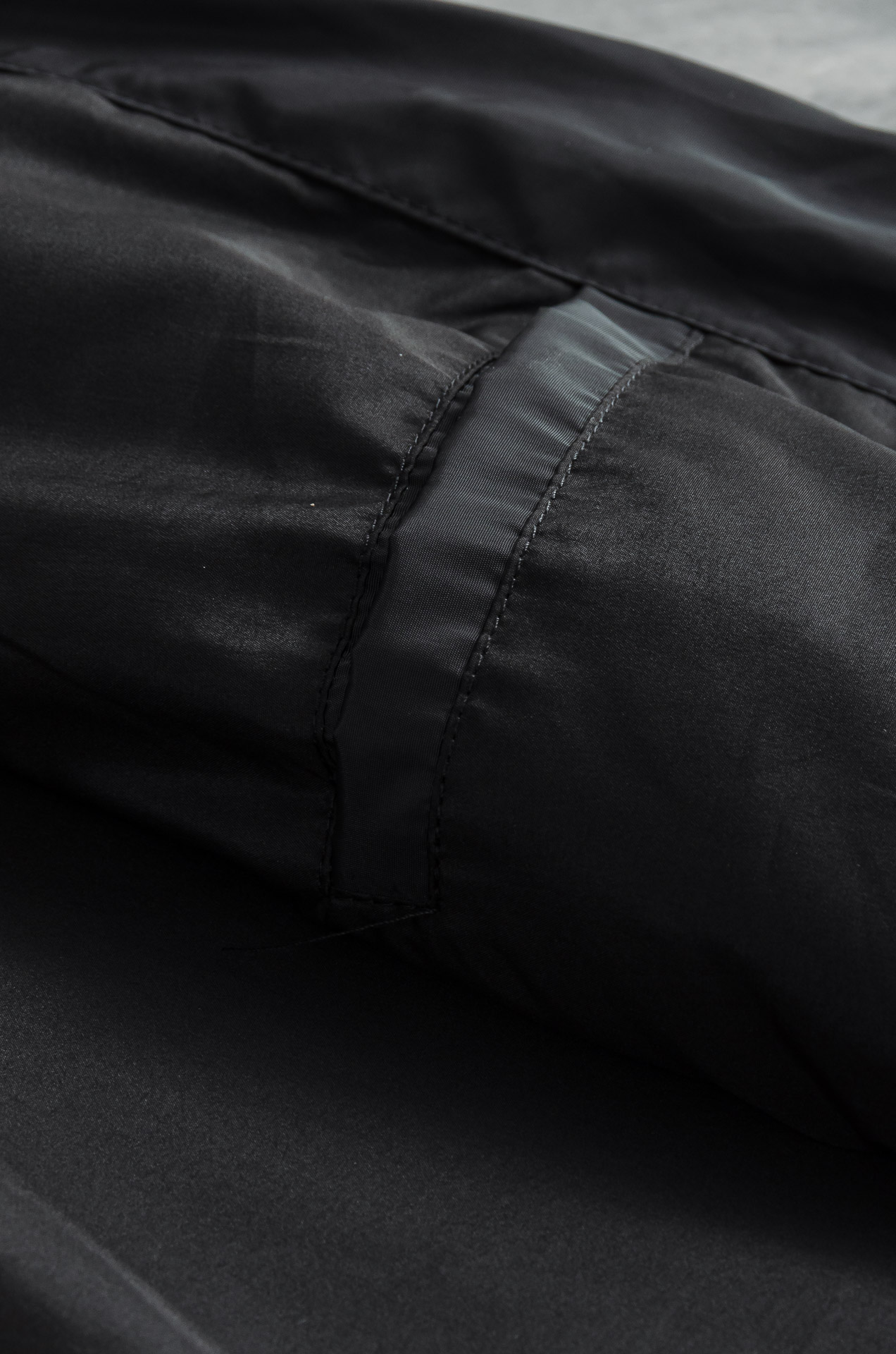 Pra*da 普拉达2025新品，真标防伪芯片系列#连帽防水夹克外套，同步官网发售！原厂代工出品，该款夹