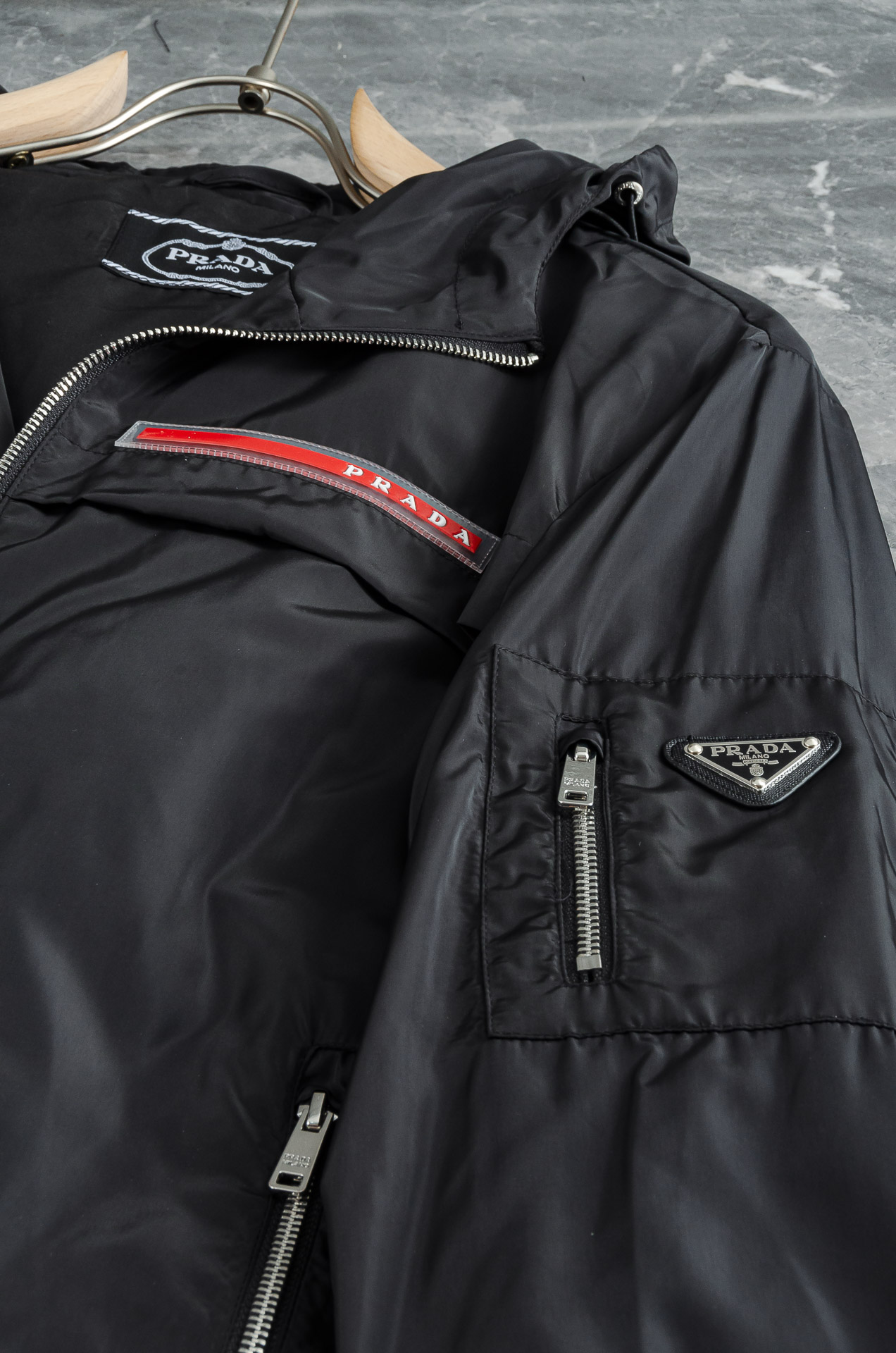 Pra*da 普拉达2025新品，真标防伪芯片系列#连帽防水夹克外套，同步官网发售！原厂代工出品，该款夹