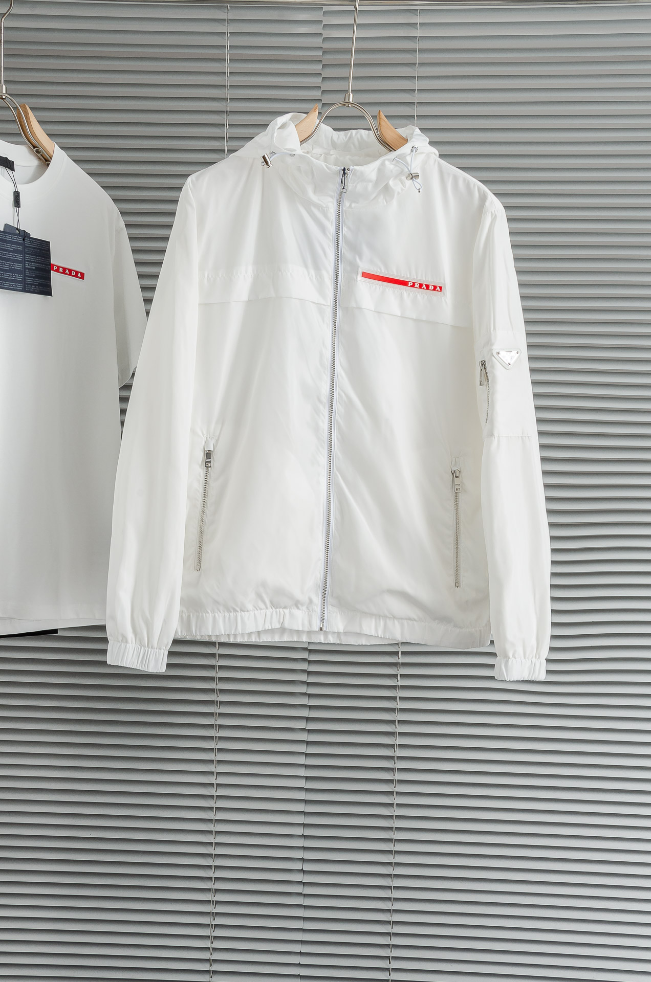 Pra*da 普拉达真标防伪芯片系列#连帽防水夹克外套，同步官网发售！原厂代工出品，该款夹克外层超柔聚酯