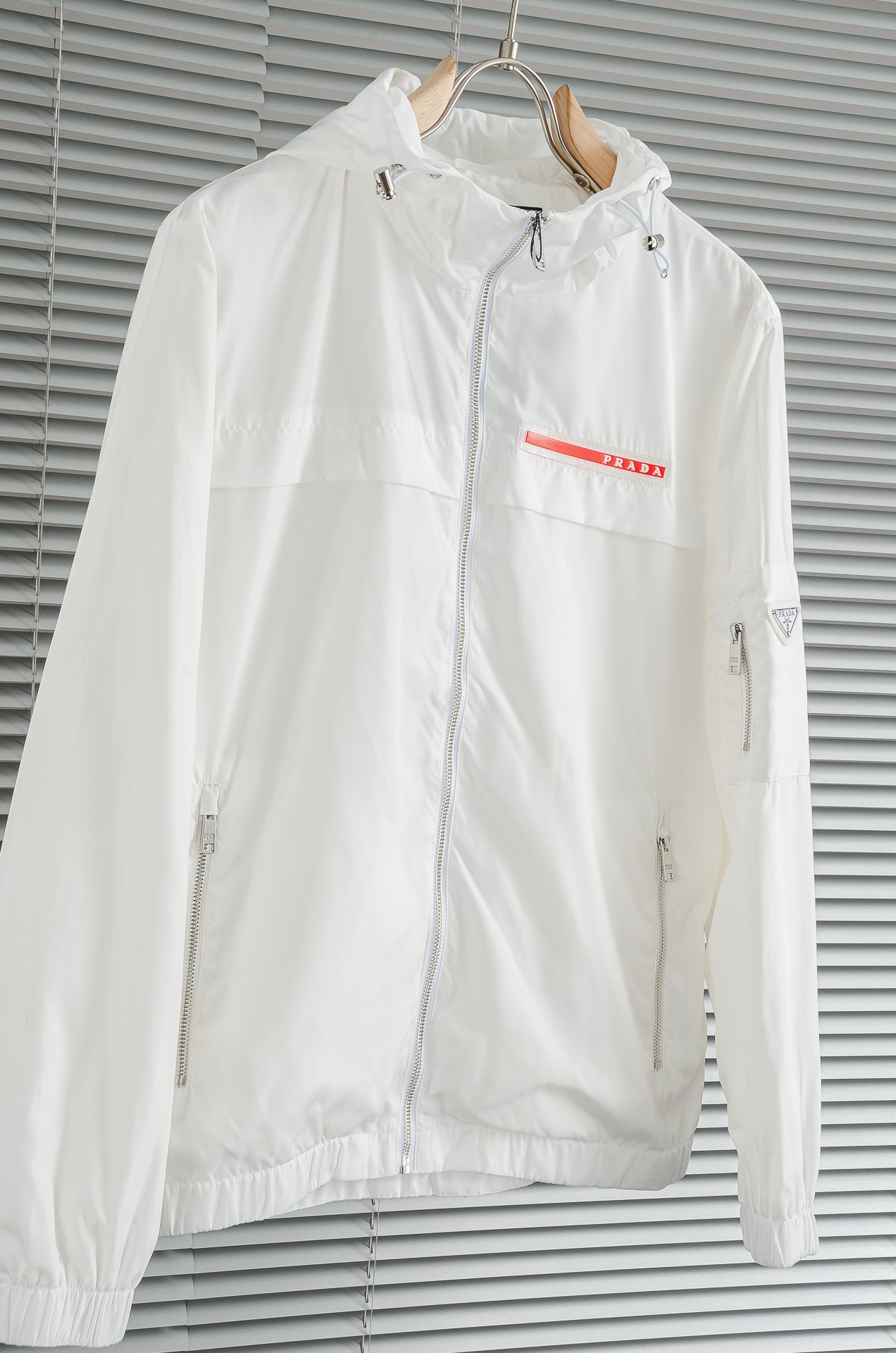 Pra*da 普拉达真标防伪芯片系列#连帽防水夹克外套，同步官网发售！原厂代工出品，该款夹克外层超柔聚酯
