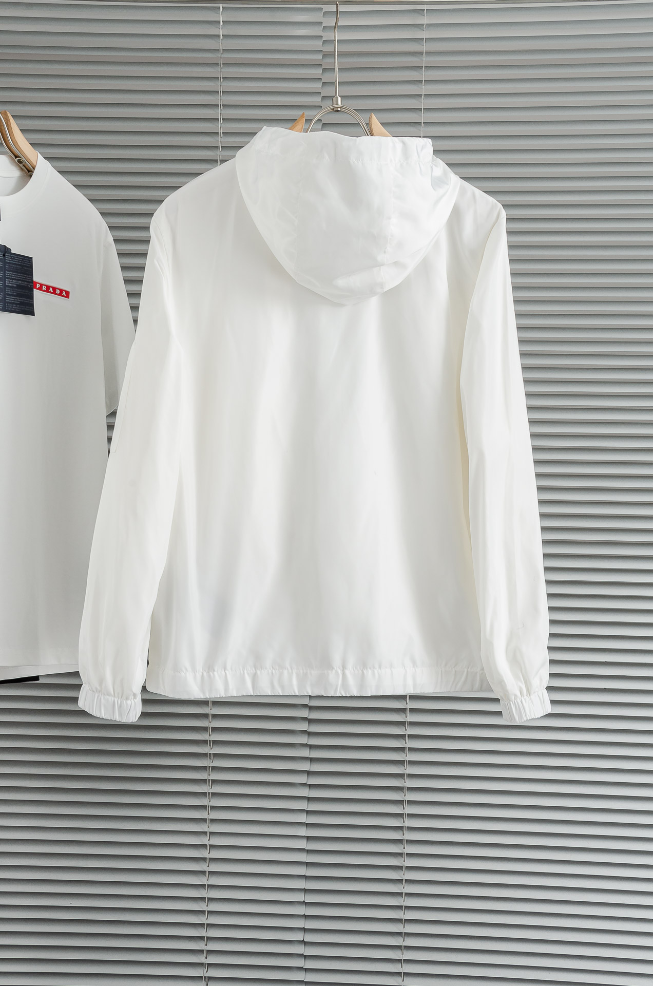 Pra*da 普拉达真标防伪芯片系列#连帽防水夹克外套，同步官网发售！原厂代工出品，该款夹克外层超柔聚酯