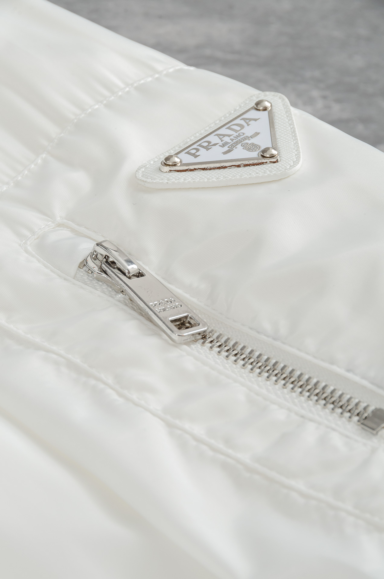 Pra*da 普拉达真标防伪芯片系列#连帽防水夹克外套，同步官网发售！原厂代工出品，该款夹克外层超柔聚酯