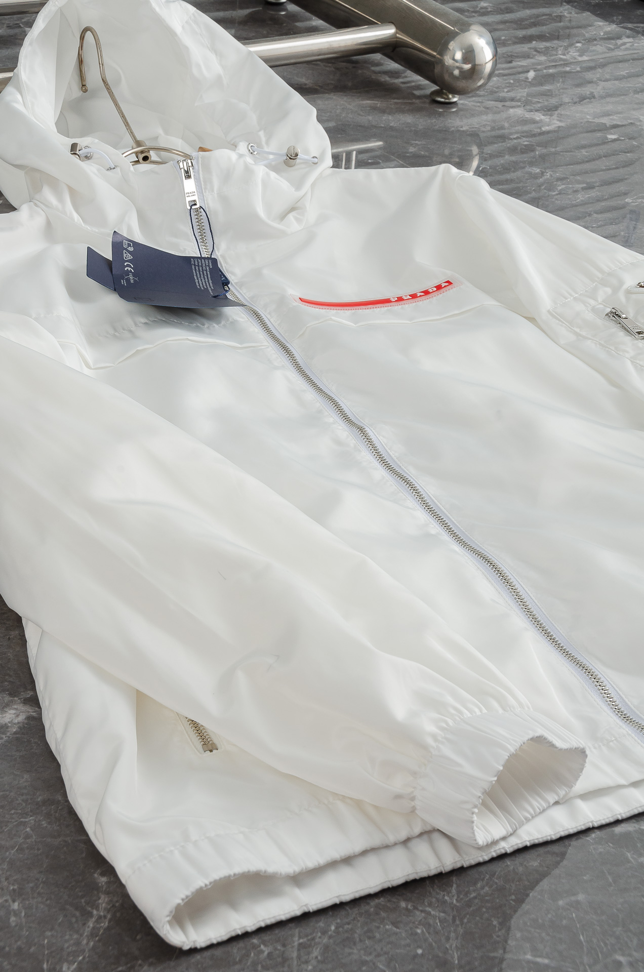 Pra*da 普拉达真标防伪芯片系列#连帽防水夹克外套，同步官网发售！原厂代工出品，该款夹克外层超柔聚酯