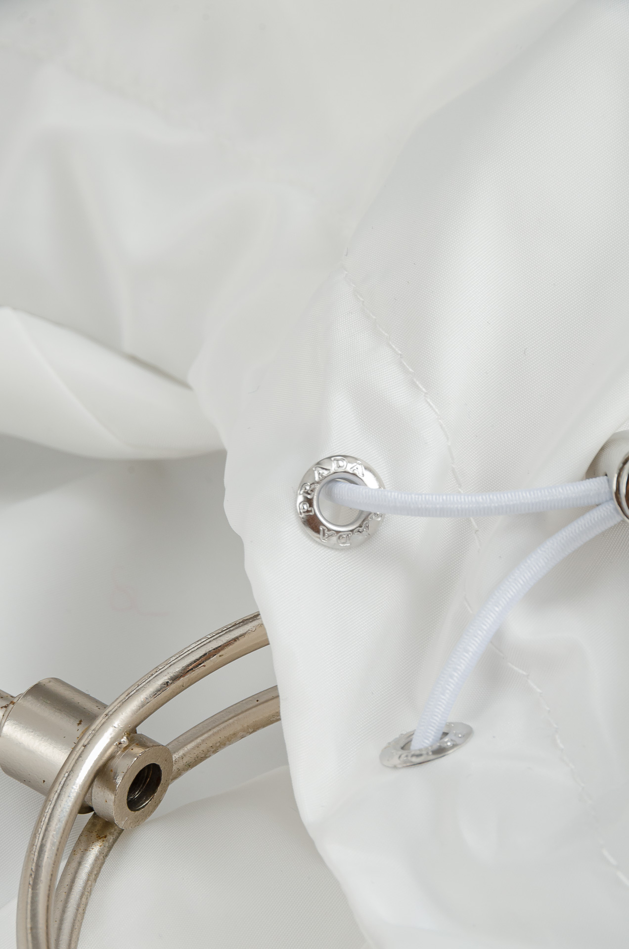 Pra*da 普拉达真标防伪芯片系列#连帽防水夹克外套，同步官网发售！原厂代工出品，该款夹克外层超柔聚酯