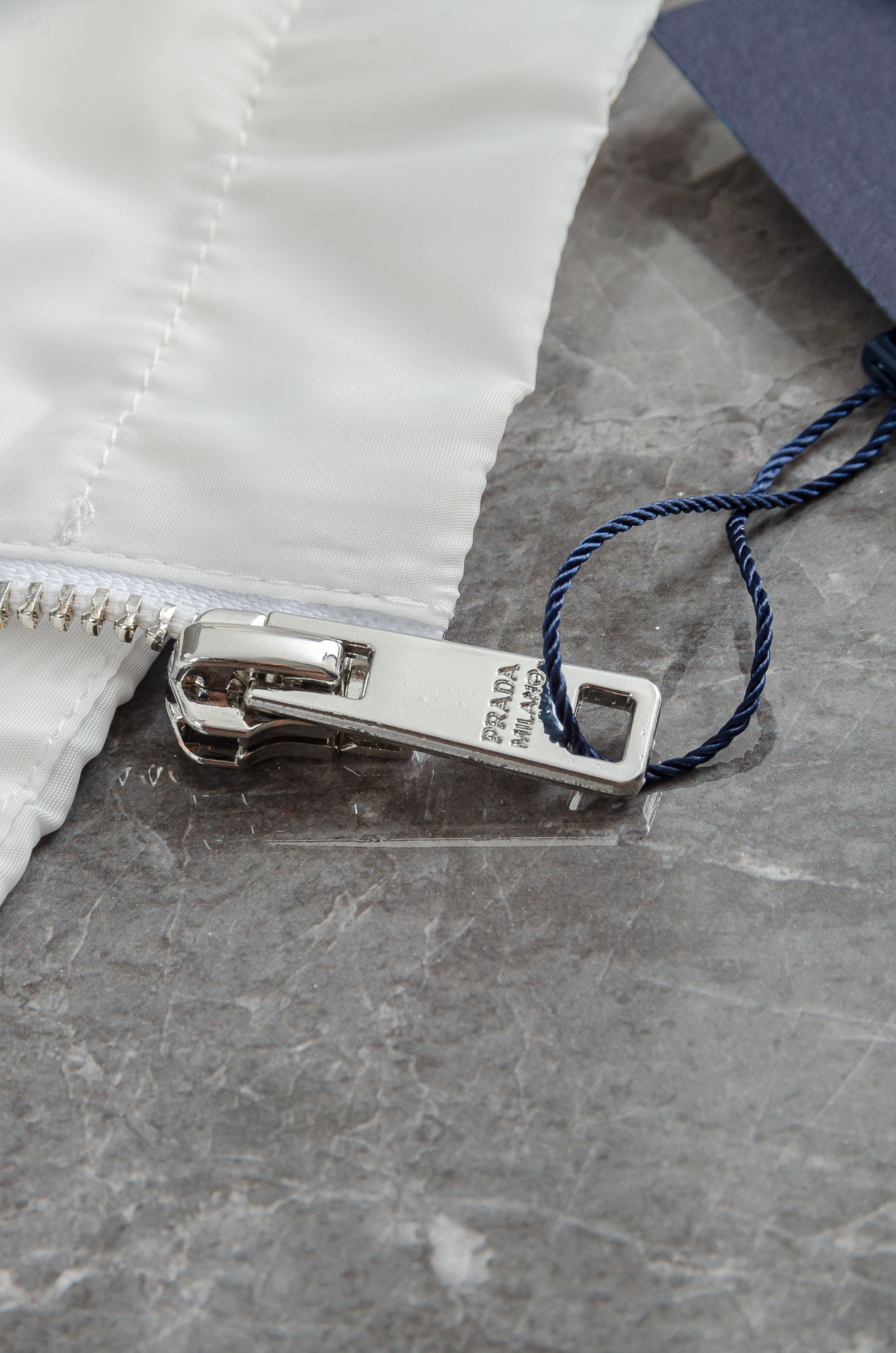 Pra*da 普拉达真标防伪芯片系列#连帽防水夹克外套，同步官网发售！原厂代工出品，该款夹克外层超柔聚酯