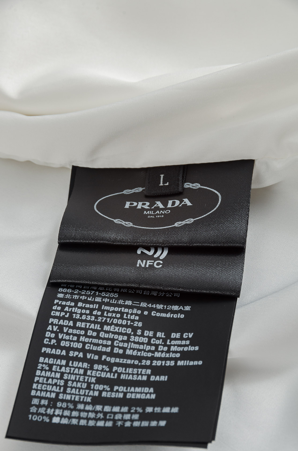 Pra*da 普拉达真标防伪芯片系列#连帽防水夹克外套，同步官网发售！原厂代工出品，该款夹克外层超柔聚酯