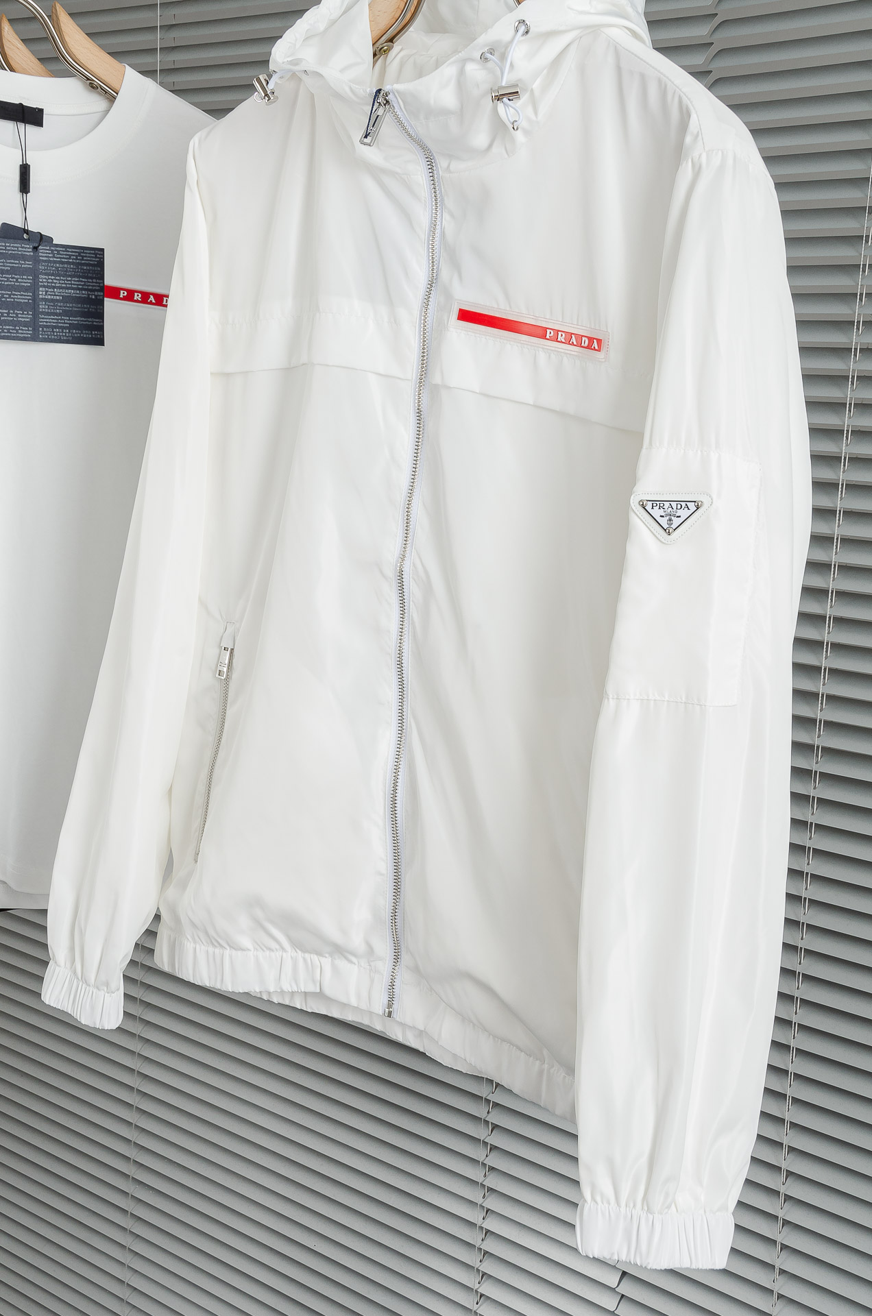 Pra*da 普拉达2025新品，真标防伪芯片系列#连帽防水夹克外套，同步官网发售！原厂代工出品，该款夹