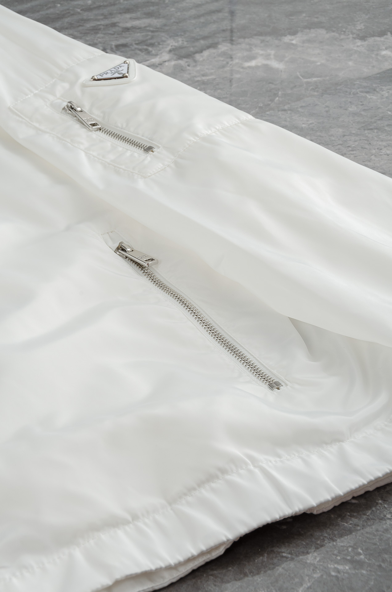 Pra*da 普拉达2025新品，真标防伪芯片系列#连帽防水夹克外套，同步官网发售！原厂代工出品，该款夹