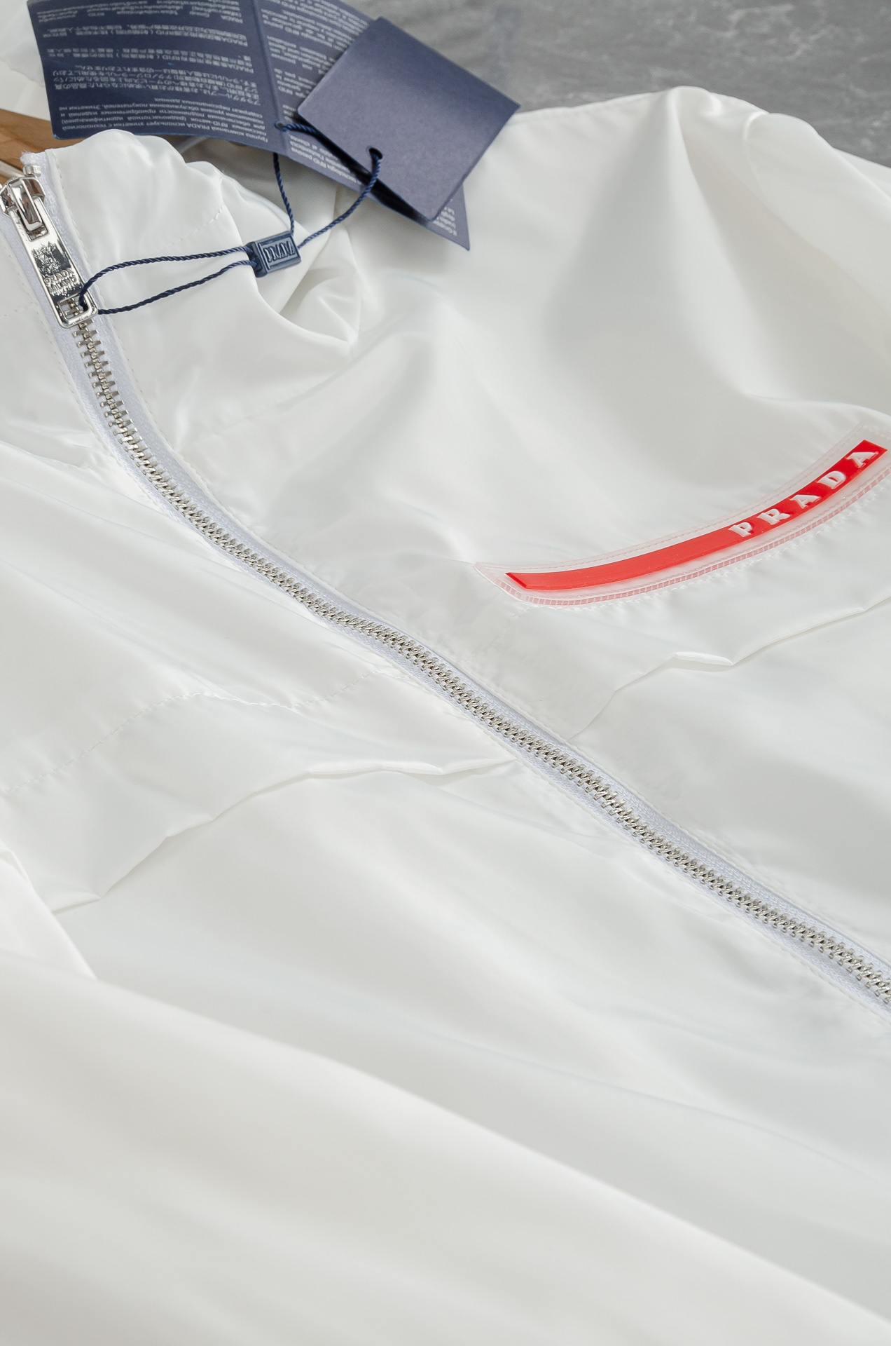 Pra*da 普拉达2025新品，真标防伪芯片系列#连帽防水夹克外套，同步官网发售！原厂代工出品，该款夹