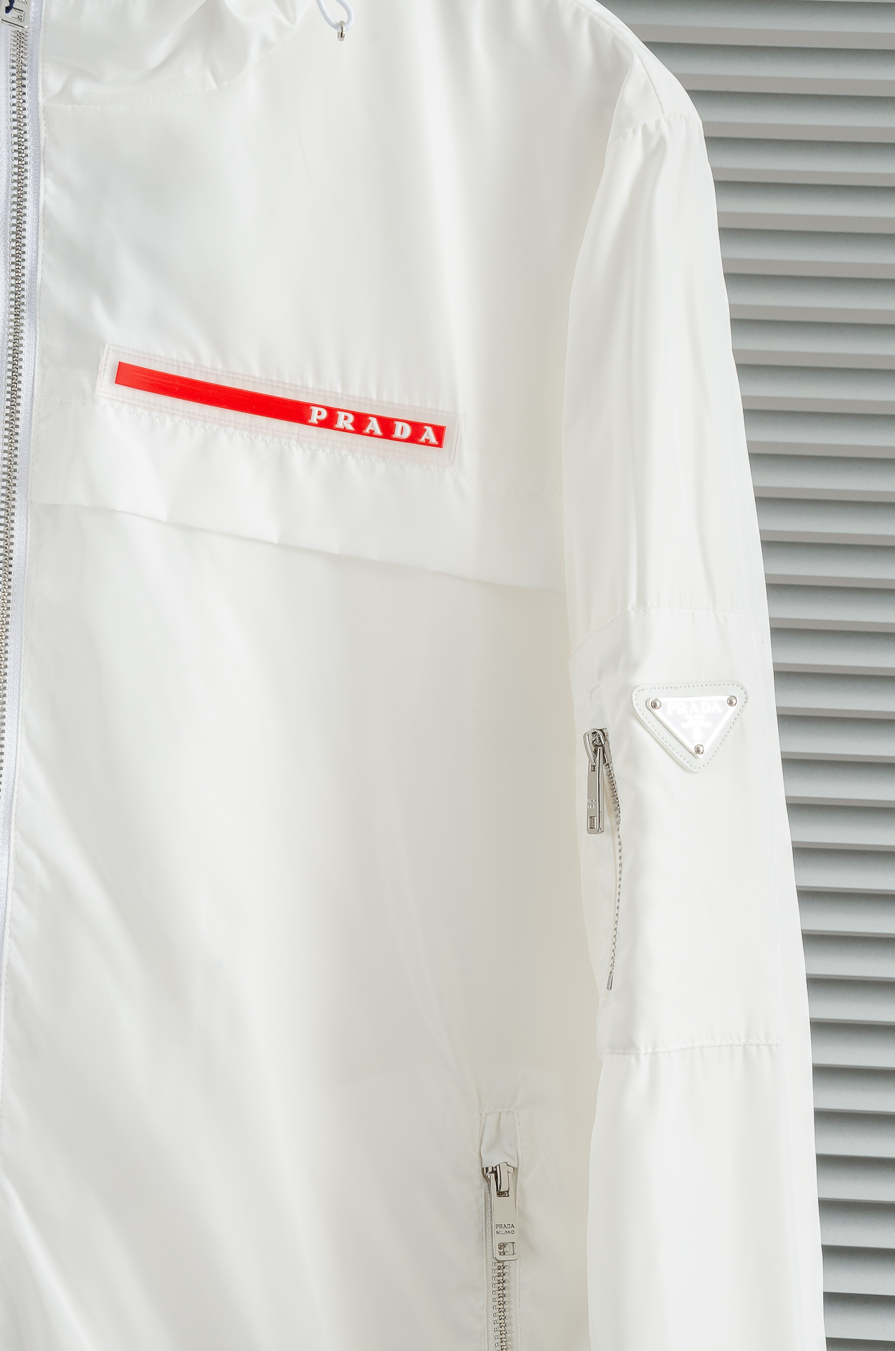 Pra*da 普拉达2025新品，真标防伪芯片系列#连帽防水夹克外套，同步官网发售！原厂代工出品，该款夹