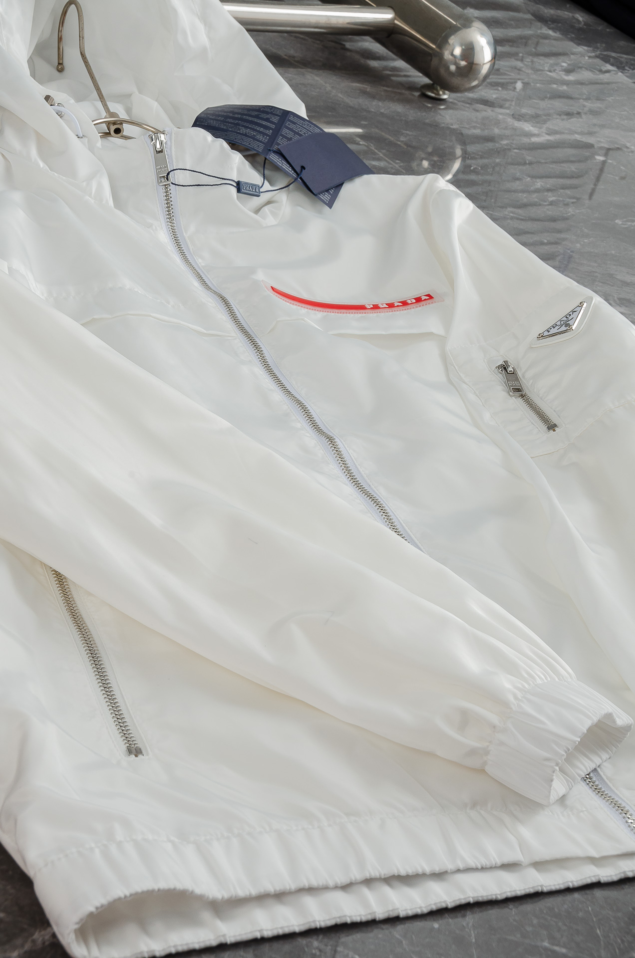 Pra*da 普拉达2025新品，真标防伪芯片系列#连帽防水夹克外套，同步官网发售！原厂代工出品，该款夹