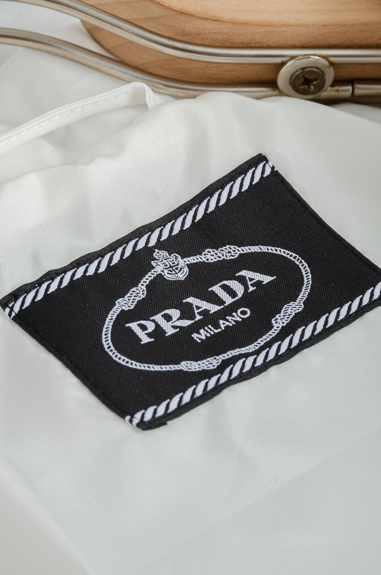 Pra*da 普拉达2025新品，真标防伪芯片系列#连帽防水夹克外套，同步官网发售！原厂代工出品，该款夹