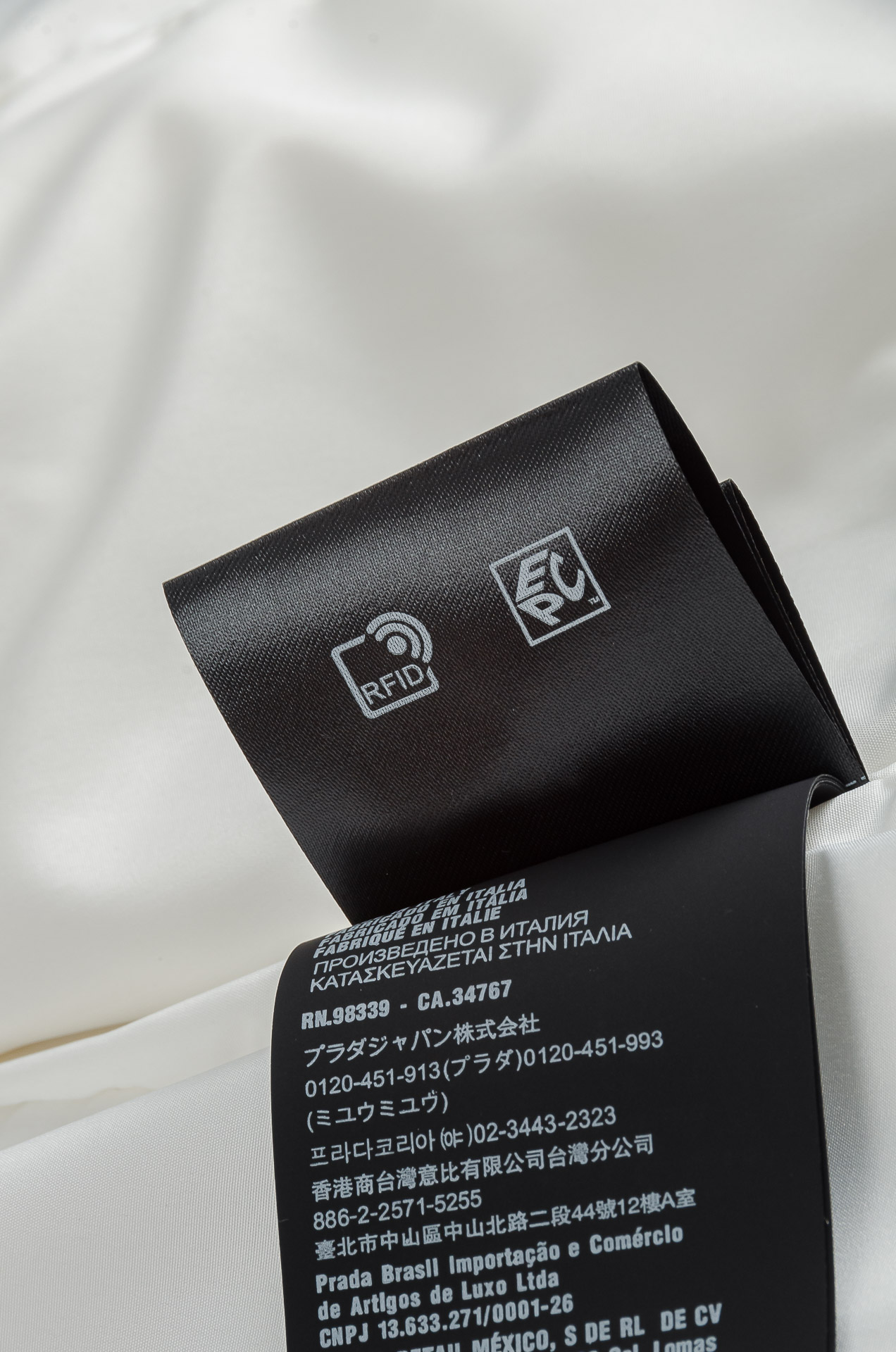 Pra*da 普拉达2025新品，真标防伪芯片系列#连帽防水夹克外套，同步官网发售！原厂代工出品，该款夹