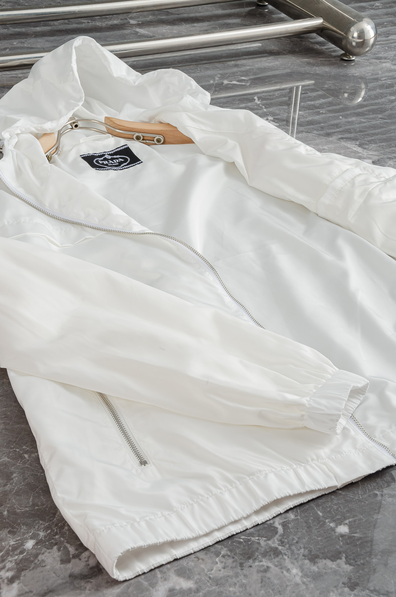 Pra*da 普拉达2025新品，真标防伪芯片系列#连帽防水夹克外套，同步官网发售！原厂代工出品，该款夹