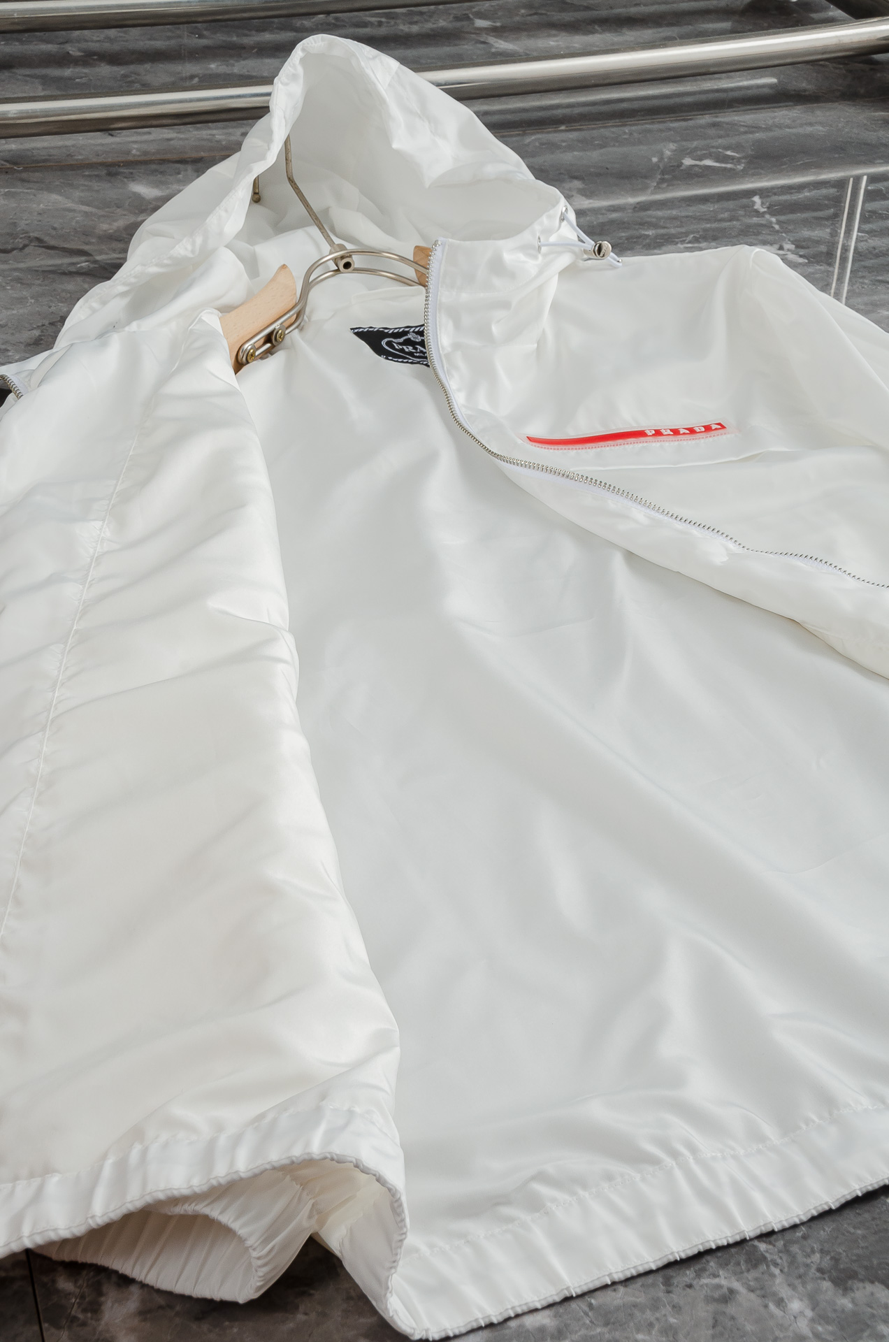 Pra*da 普拉达2025新品，真标防伪芯片系列#连帽防水夹克外套，同步官网发售！原厂代工出品，该款夹