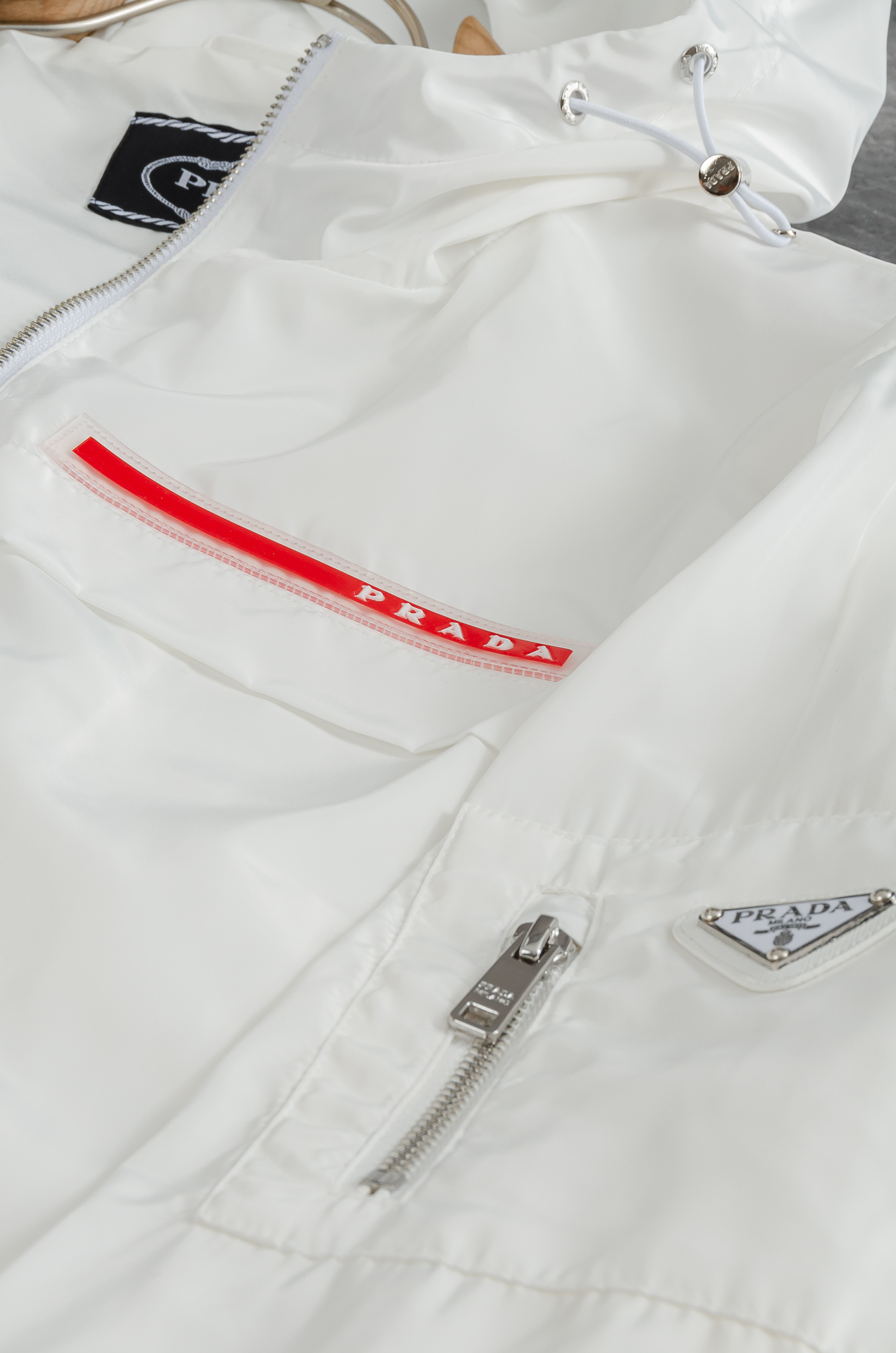 Pra*da 普拉达2025新品，真标防伪芯片系列#连帽防水夹克外套，同步官网发售！原厂代工出品，该款夹