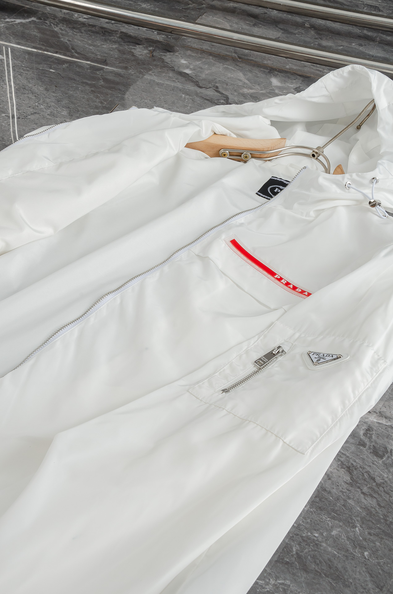 Pra*da 普拉达2025新品，真标防伪芯片系列#连帽防水夹克外套，同步官网发售！原厂代工出品，该款夹