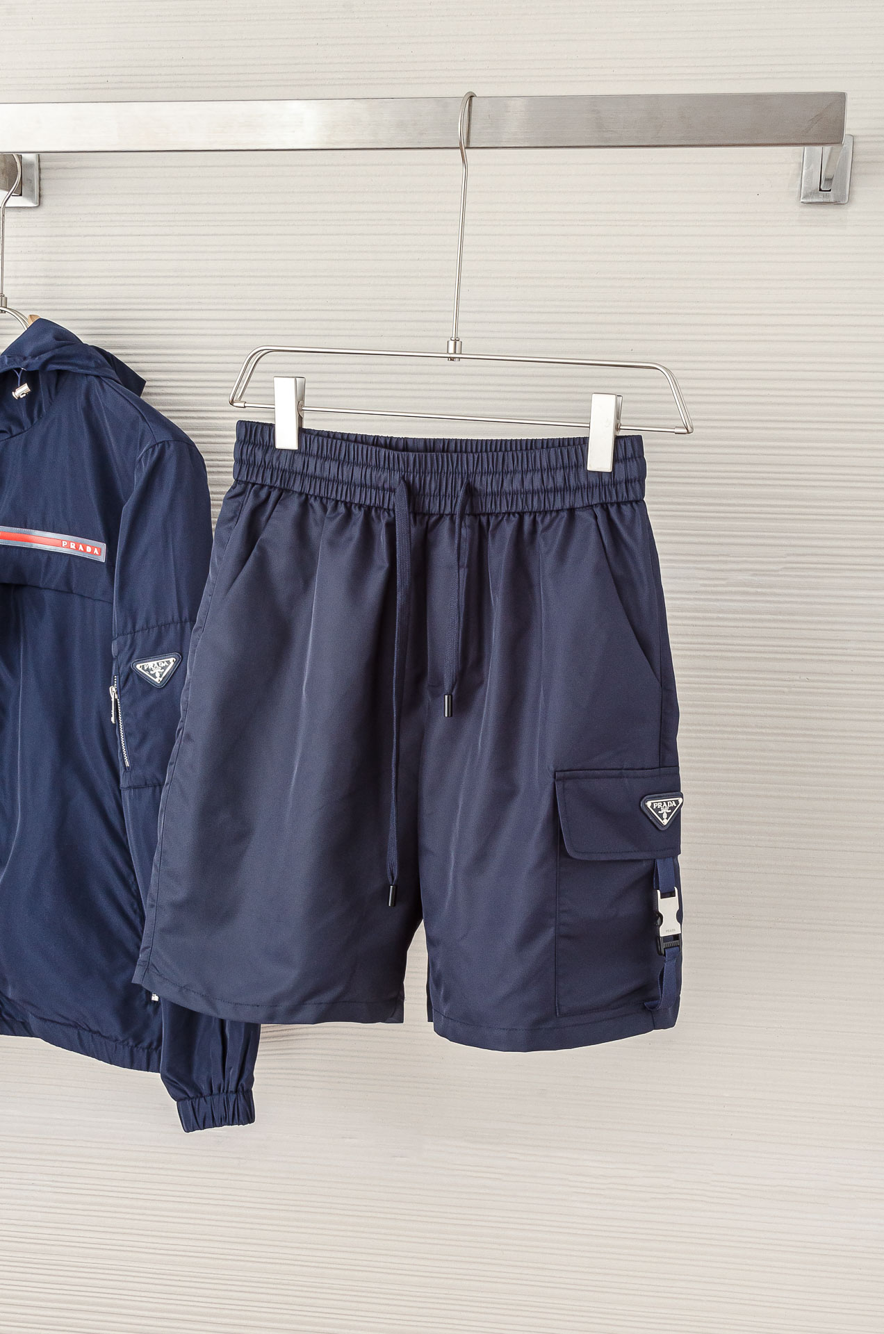 NO:141351,New# PRAD// Prada 2025SS summer classic enamel triangle multi-function large pocket side insert bag light and fast dry nylon drawstring men's beach shorts# This pants are made of imported nylon, the material is breathable, moisture-absorbing and sweating, and it is not easy to deform after wearing it for a long time. It has good wrinkle resistance and tear resistance. The fabric is also a very practical functional quick-drying fabric in summer, creating different textures and textures, and presenting a different light feeling from the previous conventional ones. The classic inverted triangle patch is also very personalized and fashionable. Of course, the recognition is naturally low-key, versatile and not picky, and you can be casual and fashionable. Color blue/black/military green/brown Size M-XXXL,,prada,prada, shorts,alexander wang19860909New# PRAD// 普拉达2025SS夏季经典珐琅三角多功能大口袋侧插袋轻薄速干尼龙抽绳男士沙滩短裤# 该裤装取材于进口尼龙,材质透气吸湿排汗,久穿也不易起包变形,拥有良好的抗皱性,防撕裂性能,并且面料也是夏季非常实用的功能性速干面料,营造出不同纹理跟质感,也呈现出不同于以往常规的光感来,经典的倒三角贴饰也非常的个性时尚,当然辨识度自然也是低调百搭不挑人,休闲时尚运动皆可. 颜色蓝色/黑色/军绿/啡色 尺码M-XXXL,,prada,prada,shorts,alexander wang,Men's clothing