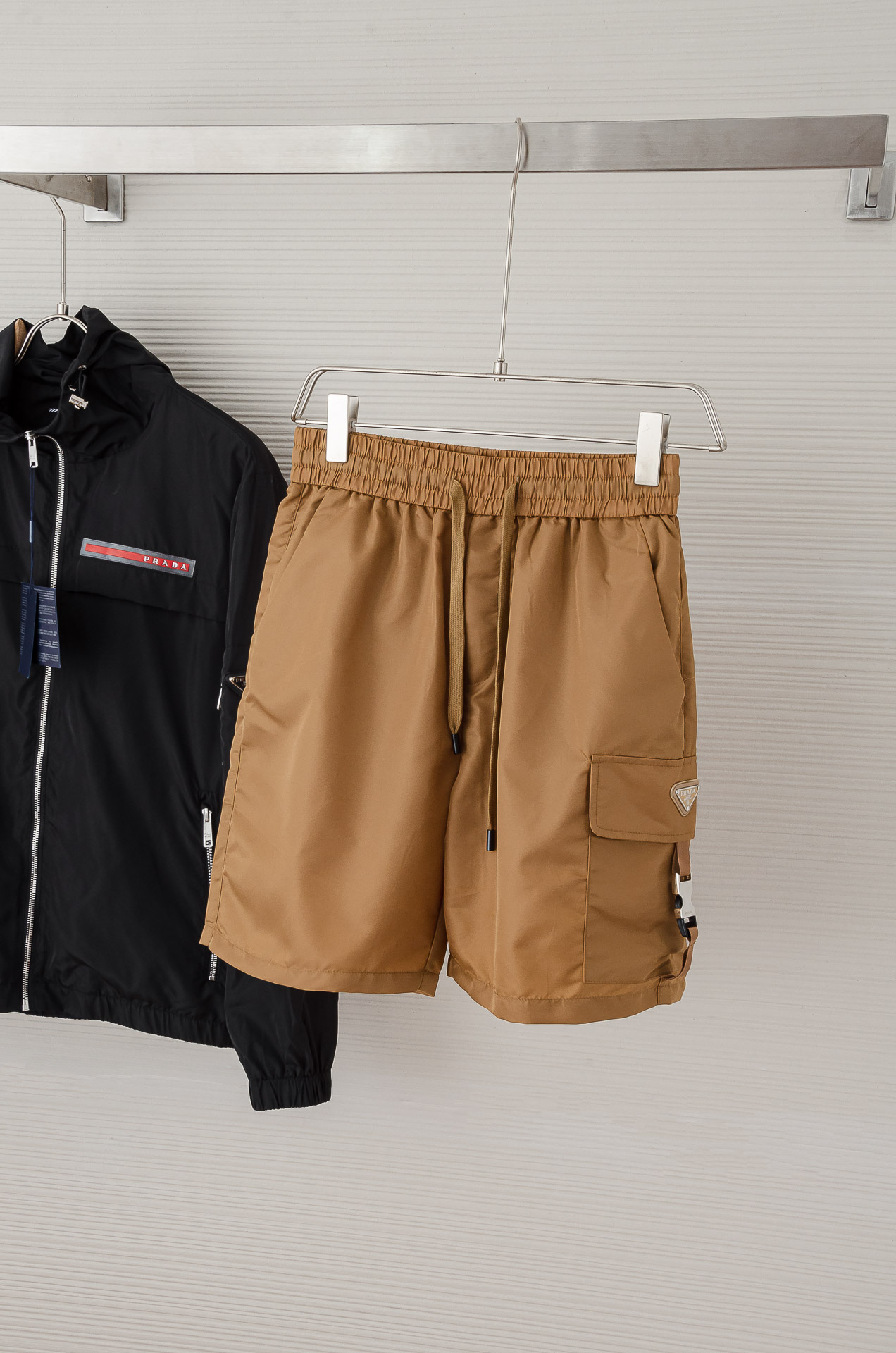 NO:141353,New# PRAD// Prada 2025SS summer classic enamel triangle multi-function large pocket side insert bag light and fast dry nylon drawstring men's beach shorts# This pants are made of imported nylon, the material is breathable, moisture-absorbing and sweating, and it is not easy to deform after wearing it for a long time. It has good wrinkle resistance and tear resistance. The fabric is also a very practical functional quick-drying fabric in summer, creating different textures and textures, and presenting a different light feeling from the previous conventional ones. The classic inverted triangle patch is also very personalized and fashionable. Of course, the recognition is naturally low-key, versatile and not picky, and you can be casual and fashionable. Color blue/black/military green/brown Size M-XXXL,,prada,prada, shorts,alexander wang19860909New# PRAD// 普拉达2025SS夏季经典珐琅三角多功能大口袋侧插袋轻薄速干尼龙抽绳男士沙滩短裤# 该裤装取材于进口尼龙,材质透气吸湿排汗,久穿也不易起包变形,拥有良好的抗皱性,防撕裂性能,并且面料也是夏季非常实用的功能性速干面料,营造出不同纹理跟质感,也呈现出不同于以往常规的光感来,经典的倒三角贴饰也非常的个性时尚,当然辨识度自然也是低调百搭不挑人,休闲时尚运动皆可. 颜色蓝色/黑色/军绿/啡色 尺码M-XXXL,,prada,prada,shorts,alexander wang,Men's clothing