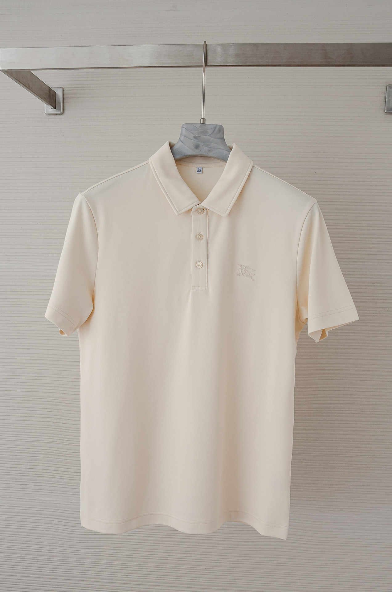 NO:141333,New# BUR#/ BERRY 2025 spring and summer honeycomb hexagonal texture with super breathable moisture and sweating for men's lapel short-sleeved POLO shirt This POLO shirt fabric is imported from 37 polyester fiber  57 cotton  6 spandex High-end blended fabrics are interwoven and blended, giving the fabric a skin-friendly and delicate touch like a mousse, and it has the characteristics of being crisp, not wrinkled, durable to wash, dry and breathable, and not easy to deform. It is a very high-end and advanced T-shirt fabric. The fabric presents the advantages of soft, smooth, dripping, wear-resistant and easy to handle. Coupled with the unique advantages of high-end fiber material and skin-friendly, comfortable and breathable, it feels delicate and soft. This fabric not only feels smooth as silk, but also has a more stylish texture and style. It is really excellent, and it can create a soft and comfortable feeling visually. It feels great to feel and feel fleshy when worn. It is fluffy and stylish, giving you a light and comfortable wearing experience without pilling or fading. The workmanship of the POLO shirt is also very good. Each thread has compact and straight and smooth pins, and the thread ends inside are cleanly processed, and there are almost no flaws. With such high-end quality, only Taiwan Yibi Company, which specializes in exporting overseas, can have the ability to make such high-end products. The style is on the top and the body has the best effect! ! With such a versatile and sought-after short-sleeved T-shirt, you deserve it! ! The high-density and high-woven lapels are carefully designed by German machines. They are not comfortable to wear and comfortable and relaxed. The collar edges and cuffs are more delicate and stylish with original wiring technology. The looseness is the right straight body style. They are not straight and not picky about people. They can be business and casual. The buttons are consistent with the color of the body, which is very exquisite and textured. Every move is full of the charm of a mature man, and every day of leisure/business elegant style is all controlled! Size M-XXXL, burberry, burberry, T-shirt, tees, t-shirt, real silk, alexander wang19860909New# BUR#/ BERRY 巴宝莉2025春夏蜂窝六角肌理具有超强透气吸湿排汗男士翻领短袖POLO衫 此款POLO衫面料选用客供进口37 聚酯纤维  57 棉 6氨纶 高端混纺面料交织混纺,让面料拥有慕斯般的亲肤细腻触感,并且具有挺括不易皱,耐穿洗,干爽透气,不易变形等特性,是一款非常高端先进的T恤面料.面料呈现出柔软滑爽悬垂耐磨易打理的优点,加上高端纤维的材质及亲肤舒适透气特有的优势,手感细腻、绵软.这样的面料不仅手感顺滑如真丝,料子也更为有型彰显质感风格真的是絶佳,在视觉上就能产生一种柔和舒适的感觉.手感和回弹性都很棒,摸起来很有肉感,穿起来蓬松有型,给你轻盈舒适的穿着体验,不起球不掉色. POLO衫的做工也是极其不错的,每一条线都针脚紧凑笔直流畅,内里的线头也是处理的干干净净,几乎看不到任何瑕疵.如此高端的品质,也只有来自专做出口海外的台湾意比公司,才有实力能够做出如此的高级货来.版型正上身效果极佳！！有这么一件百搭抢手的短袖T恤,你值得拥有！！高密高织的翻领,经由德国机器精心设计出来的版型,穿着起来没有舒服感,舒适放松,领边和袖口采用原厂走线工艺更加的细密有型,松度拿捏正好的直身版型,不板正不挑人,可商务可休闲.纽扣选用与衣身颜色相一致非常的精致有质感,举手投足间都是成熟男人的魅力风范,日常休闲/商务儒雅风格统统拿捏！ 尺码M-XXXL,,burberry,burberry,T-shirt,tees，t-shirt,real silk,alexander wang,Men's clothing