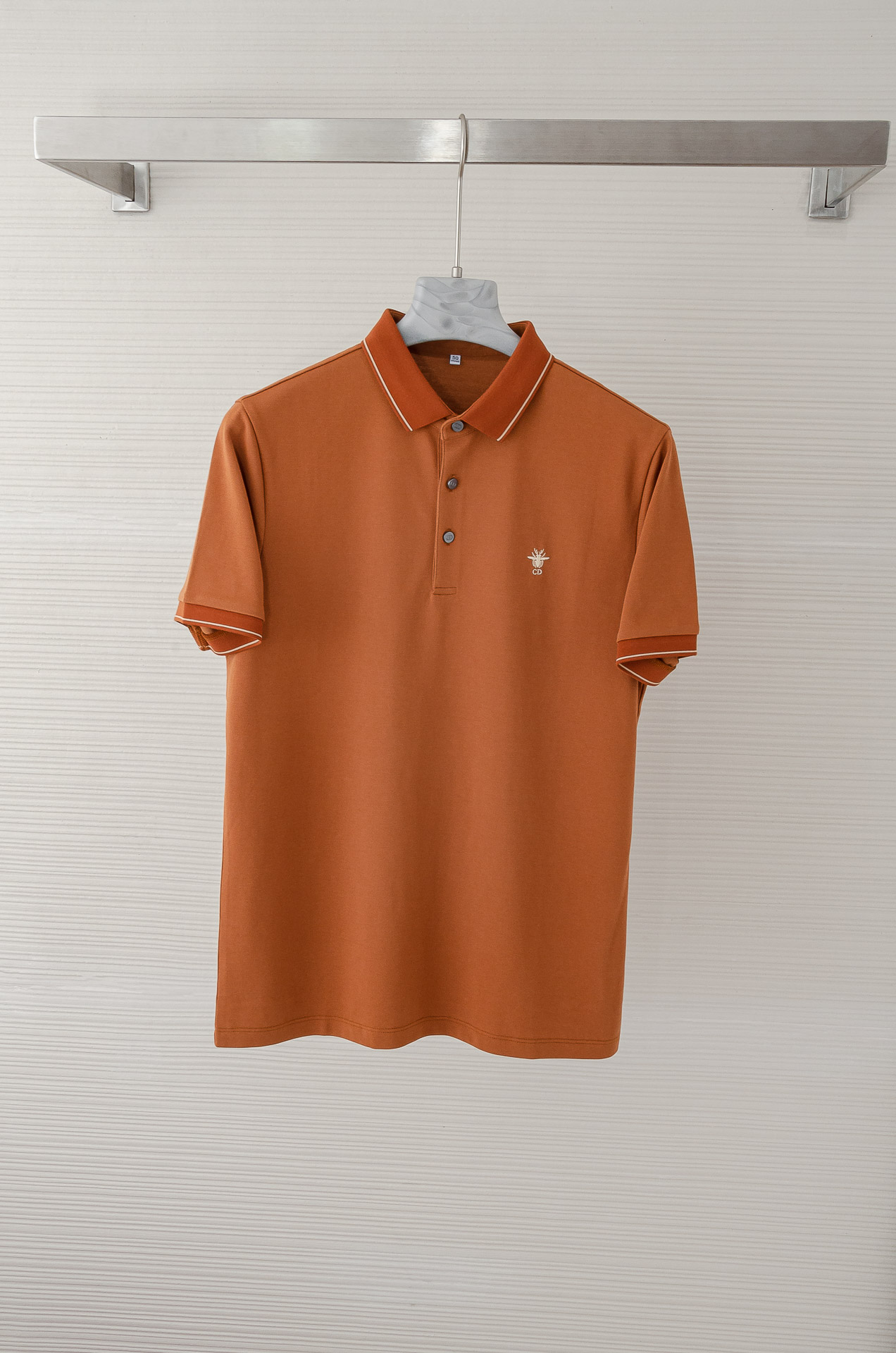 NO:141342,New# Di/or 2025 spring and summer honeycomb hexagonal texture with super breathable moisture and sweating for men's lapel short-sleeved POLO shirt This POLO shirt fabric is imported from 26.5 polyester fiber  73.5 cotton High-end blended fabrics are interwoven and blended, giving the fabric a skin-friendly and delicate touch like a mousse, and it has the characteristics of being crisp, not wrinkled, durable to wash, dry and breathable, and not easy to deform. It is a very high-end and advanced T-shirt fabric. The fabric presents the advantages of soft, smooth, dripping, wear-resistant and easy to handle. Coupled with the unique advantages of high-end fiber material and skin-friendly, comfortable and breathable, it feels delicate and soft. This fabric not only feels smooth as silk, but also has a more stylish texture and style. It is really excellent, and it can create a soft and comfortable feeling visually. It feels great to feel and feel fleshy when worn. It is fluffy and stylish, giving you a light and comfortable wearing experience without pilling or fading. The workmanship of the POLO shirt is also very good. Each thread has compact and straight and smooth pins, and the thread ends inside are cleanly processed, and there are almost no flaws. With such high-end quality, only Taiwan Yibi Company, which specializes in exporting overseas, can have the ability to make such high-end products. The style is on the top and the body is excellent! ! With such a versatile and sought-after short-sleeved T-shirt, you deserve it! ! The high-density and high-woven lapels are carefully designed by German machines. They are not comfortable to wear and comfortable and relaxed. The collar edges and cuffs are made of more fine and stylish. The looseness is used to grasp the straight-fitting style, which is not flattering and not picky about people. They can be business and casual. The buttons are made of exclusive electroplated metal buttons, which are consistent with the color of the body, which is very exquisite and textured. Every move is full of the charm of a mature man, and every day of leisure/business elegant style is controlled! Size M-XXXL, dior, T-shirt,tees,t-shirt,real silk,alexander wang19860909New# Di/or 迪奥2025春夏蜂窝六角肌理具有超强透气吸湿排汗男士翻领短袖POLO衫 此款POLO衫面料选用客供进口26.5 聚酯纤维  73.5 棉 高端混纺面料交织混纺,让面料拥有慕斯般的亲肤细腻触感,并且具有挺括不易皱,耐穿洗,干爽透气,不易变形等特性,是一款非常高端先进的T恤面料.面料呈现出柔软滑爽悬垂耐磨易打理的优点,加上高端纤维的材质及亲肤舒适透气特有的优势,手感细腻、绵软.这样的面料不仅手感顺滑如真丝,料子也更为有型彰显质感风格真的是絶佳,在视觉上就能产生一种柔和舒适的感觉.手感和回弹性都很棒,摸起来很有肉感,穿起来蓬松有型,给你轻盈舒适的穿着体验,不起球不掉色. POLO衫的做工也是极其不错的,每一条线都针脚紧凑笔直流畅,内里的线头也是处理的干干净净,几乎看不到任何瑕疵.如此高端的品质,也只有来自专做出口海外的台湾意比公司,才有实力能够做出如此的高级货来.版型正上身效果极佳！！有这么一件百搭抢手的短袖T恤,你值得拥有！！高密高织的翻领,经由德国机器精心设计出来的版型,穿着起来没有舒服感,舒适放松,领边和袖口采用原厂走线工艺更加的细密有型,松度拿捏正好的直身版型,不板正不挑人,可商务可休闲.纽扣选用独家电镀的金属扣,与衣身颜色相一致非常的精致有质感,举手投足间都是成熟男人的魅力风范,日常休闲/商务儒雅风格统统拿捏！ 尺码M-XXXL,,dior,T-shirt,tees，t-shirt,real silk,alexander wang,Men's clothing