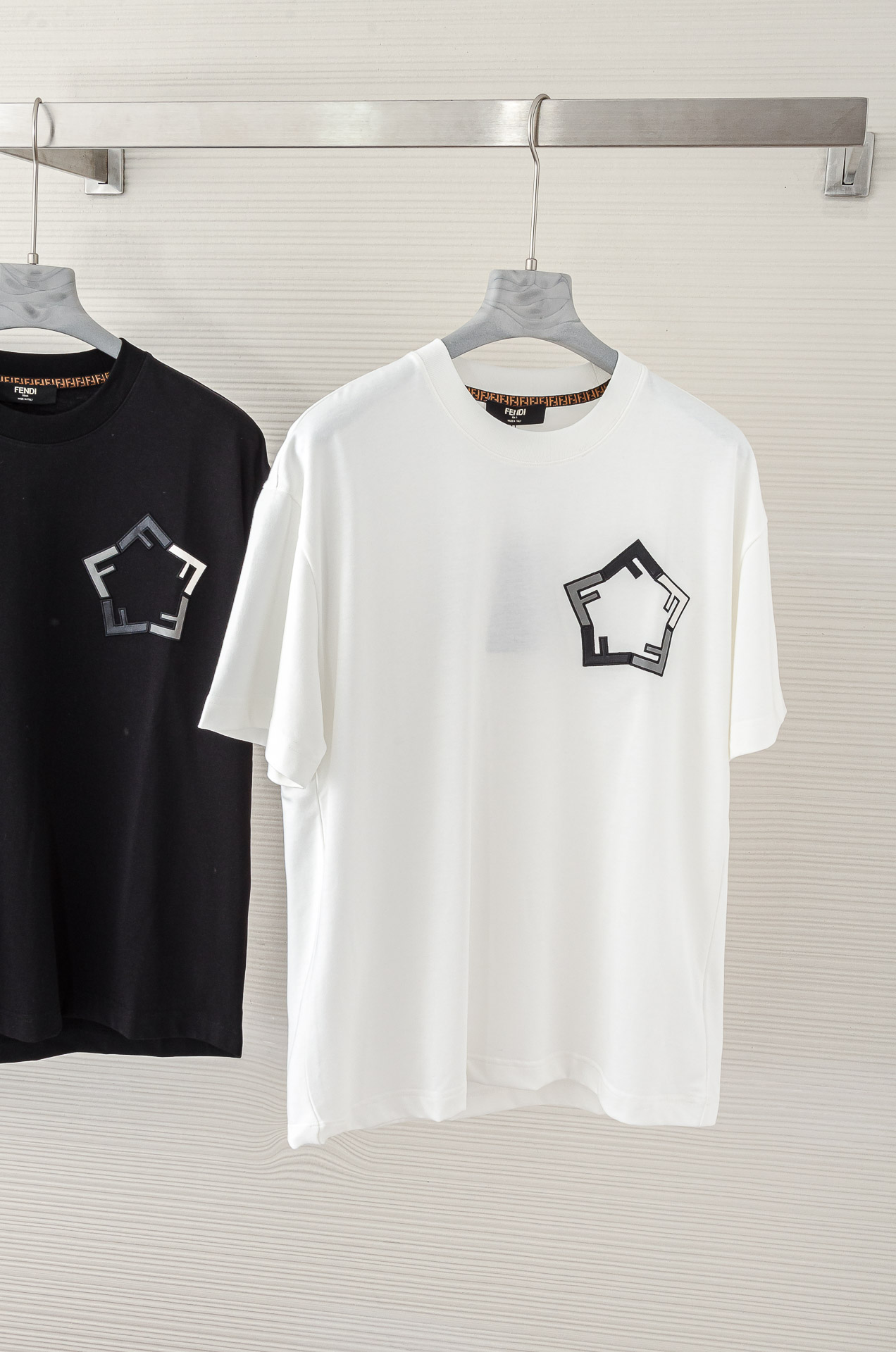 NO:141340,New# FENDI *25 Early Spring latest classic embroidery craftsmanship heavy short sleeves, high-end quality counter original single round collar assistance, top-level production process imported fabrics, unique design of the counter model, using imported high-end customized imported silk thread with first-class feel!  Official website for sale! M-XXXL,,fendi,T-shirt,alexander wang19860909New# FENDI *25早春最新经典刺绣工艺重磅短袖,高端品质专柜原单圆领援助,顶级制作工艺进口面料,专柜款独特设计,采用进口高端订制进口丝线手感一流！官网在售! M-XXXL,,fendi,T-shirt,alexander wang,Men's clothing