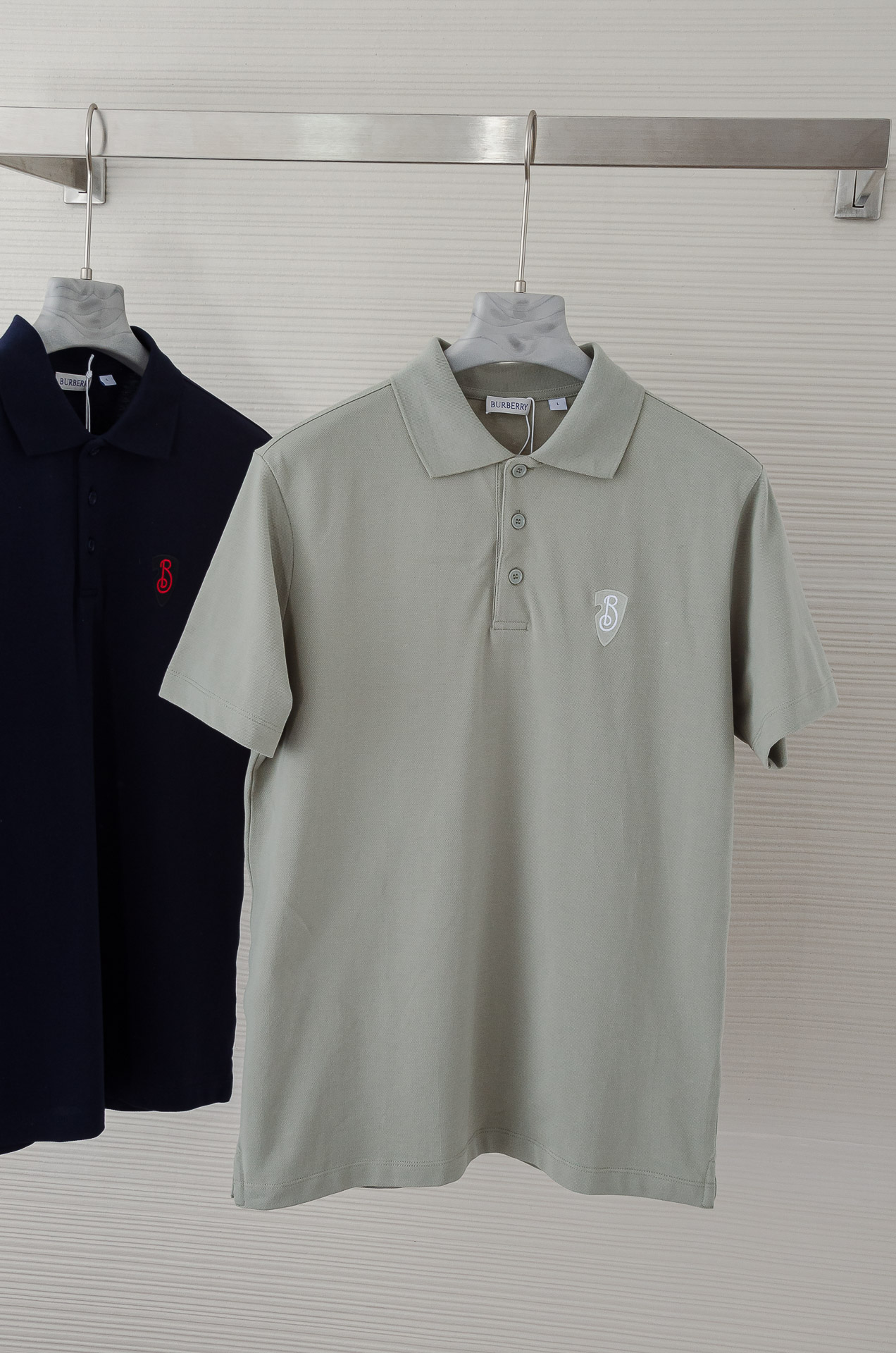 NO:141354,New# BBR 2025// Men's business and casual solid color lapel short-sleeved POLO shirt #Customers supply imported bead floor cotton fabrics, selected high-quality long-length cotton raw materials, the fabric attributes are all excellent, the mesh structure is delicate and natural, after washing, the texture becomes more affinity, the comfort and breathability are perfect, the touch experience is self-evident, and the ultimate luxury enjoyment!  Details are exquisite and perfect, and the craftsmanship is demonstrated everywhere. The fashionable three-button opening and closing placket is full of temperament, elegant and capable, with both styles and excellent versatility! Size 48-54 M-2xl,,T-shirt,alexander wang19860909New#  BBR 2025//男士商务休闲纯色翻领短袖POLO衫#客供进口珠地棉面料,甄选上等长绒棉花原料,面料属性皆为上乘,网眼结构细腻自然,经过水洗后,肌理变得更具亲和力,舒适性与透气性完美兼备,触感体验不言而喻,奢华极致享受！细节精致出挑,品相完美如斯,处处彰显出匠心工艺,时尚三扣开合门襟,上身满满的气质感,优雅且干练,型格兼具,百搭实穿性极好的一款POLO衫! 尺码48-54 M-2xl,,T-shirt,alexander wang,Men's clothing