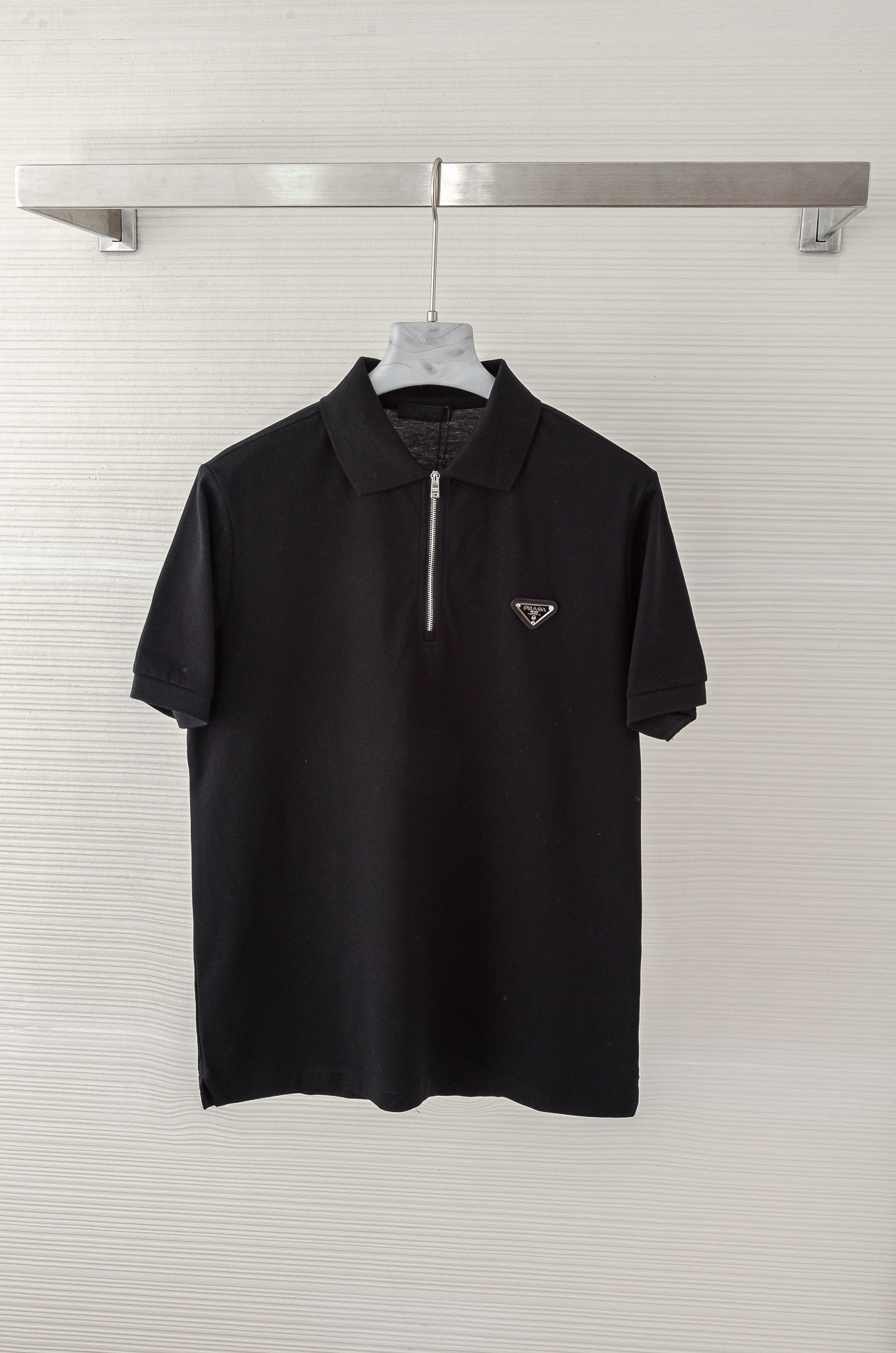 NO:141358,New# pra# dap# Lada 2025// Men's business and casual solid color lapel short-sleeved POLO shirt #customer supplies imported bead floor cotton fabrics, selected high-quality long velvet cotton raw materials, all fabric attributes are excellent, the mesh structure is delicate and natural, after washing, the texture becomes more affinity, comfort and breathability are perfect, the touch experience is self-evident, and the ultimate luxury enjoyment!  Details are exquisite and perfect, and the craftsmanship is demonstrated everywhere. The fashionable three-button opening and closing placket is full of temperament, elegant and capable, with both styles, and a versatile and practical wearable style! Size 48-54 M-2xl,,prada,T-shirt,alexander wang19860909New#  pra# da普# 拉达 2025//男士商务休闲纯色翻领短袖POLO衫#客供进口珠地棉面料,甄选上等长绒棉花原料,面料属性皆为上乘,网眼结构细腻自然,经过水洗后,肌理变得更具亲和力,舒适性与透气性完美兼备,触感体验不言而喻,奢华极致享受！细节精致出挑,品相完美如斯,处处彰显出匠心工艺,时尚三扣开合门襟,上身满满的气质感,优雅且干练,型格兼具,百搭实穿性极好的一款POLO衫! 尺码48-54 M-2xl,,prada,T-shirt,alexander wang,Men's clothing