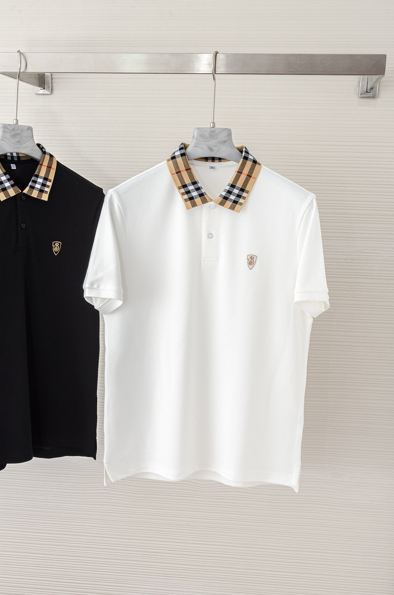 NO:141344,New# BUR#/ BERRY 2025 spring and summer honeycomb hexagonal texture with super breathable moisture and sweating for men's lapel short-sleeved POLO shirt This POLO shirt fabric is imported from 37 polyester fiber  57 cotton  6 spandex High-end blended fabrics are interwoven and blended, giving the fabric a skin-friendly and delicate touch like a mousse, and it has the characteristics of being crisp, not wrinkled, durable to wash, dry and breathable, and not easy to deform. It is a very high-end and advanced T-shirt fabric. The fabric presents the advantages of soft, smooth, dripping, wear-resistant and easy to handle. Coupled with the unique advantages of high-end fiber material and skin-friendly, comfortable and breathable, it feels delicate and soft. This fabric not only feels smooth as silk, but also has a more stylish texture and style. It is really excellent, and it can create a soft and comfortable feeling visually. It feels great to feel and feel fleshy when worn. It is fluffy and stylish, giving you a light and comfortable wearing experience without pilling or fading. The workmanship of the POLO shirt is also very good. Each thread has compact and straight and smooth pins, and the thread ends inside are cleanly processed, and there are almost no flaws. With such high-end quality, only Taiwan Yibi Company, which specializes in exporting overseas, can have the ability to make such high-end products. The style is on the top and the body has the best effect! ! With such a versatile and sought-after short-sleeved T-shirt, you deserve it! ! The high-density and high-woven lapels are carefully designed by German machines. They are not comfortable to wear and comfortable and relaxed. The collar edges and cuffs are more delicate and stylish with original wiring technology. The looseness is the right straight body style. They are not straight and not picky about people. They can be business and casual. The buttons are consistent with the color of the body, which is very exquisite and textured. Every move is full of the charm of a mature man, and every day of leisure/business elegant style is all controlled! Size M-XXXL, burberry, burberry, T-shirt, tees, t-shirt, real silk, alexander wang19860909New# BUR#/ BERRY 巴宝莉2025春夏蜂窝六角肌理具有超强透气吸湿排汗男士翻领短袖POLO衫 此款POLO衫面料选用客供进口37 聚酯纤维  57 棉 6氨纶 高端混纺面料交织混纺,让面料拥有慕斯般的亲肤细腻触感,并且具有挺括不易皱,耐穿洗,干爽透气,不易变形等特性,是一款非常高端先进的T恤面料.面料呈现出柔软滑爽悬垂耐磨易打理的优点,加上高端纤维的材质及亲肤舒适透气特有的优势,手感细腻、绵软.这样的面料不仅手感顺滑如真丝,料子也更为有型彰显质感风格真的是絶佳,在视觉上就能产生一种柔和舒适的感觉.手感和回弹性都很棒,摸起来很有肉感,穿起来蓬松有型,给你轻盈舒适的穿着体验,不起球不掉色. POLO衫的做工也是极其不错的,每一条线都针脚紧凑笔直流畅,内里的线头也是处理的干干净净,几乎看不到任何瑕疵.如此高端的品质,也只有来自专做出口海外的台湾意比公司,才有实力能够做出如此的高级货来.版型正上身效果极佳！！有这么一件百搭抢手的短袖T恤,你值得拥有！！高密高织的翻领,经由德国机器精心设计出来的版型,穿着起来没有舒服感,舒适放松,领边和袖口采用原厂走线工艺更加的细密有型,松度拿捏正好的直身版型,不板正不挑人,可商务可休闲.纽扣选用与衣身颜色相一致非常的精致有质感,举手投足间都是成熟男人的魅力风范,日常休闲/商务儒雅风格统统拿捏！ 尺码M-XXXL,,burberry,burberry,T-shirt,tees，t-shirt,real silk,alexander wang,Men's clothing