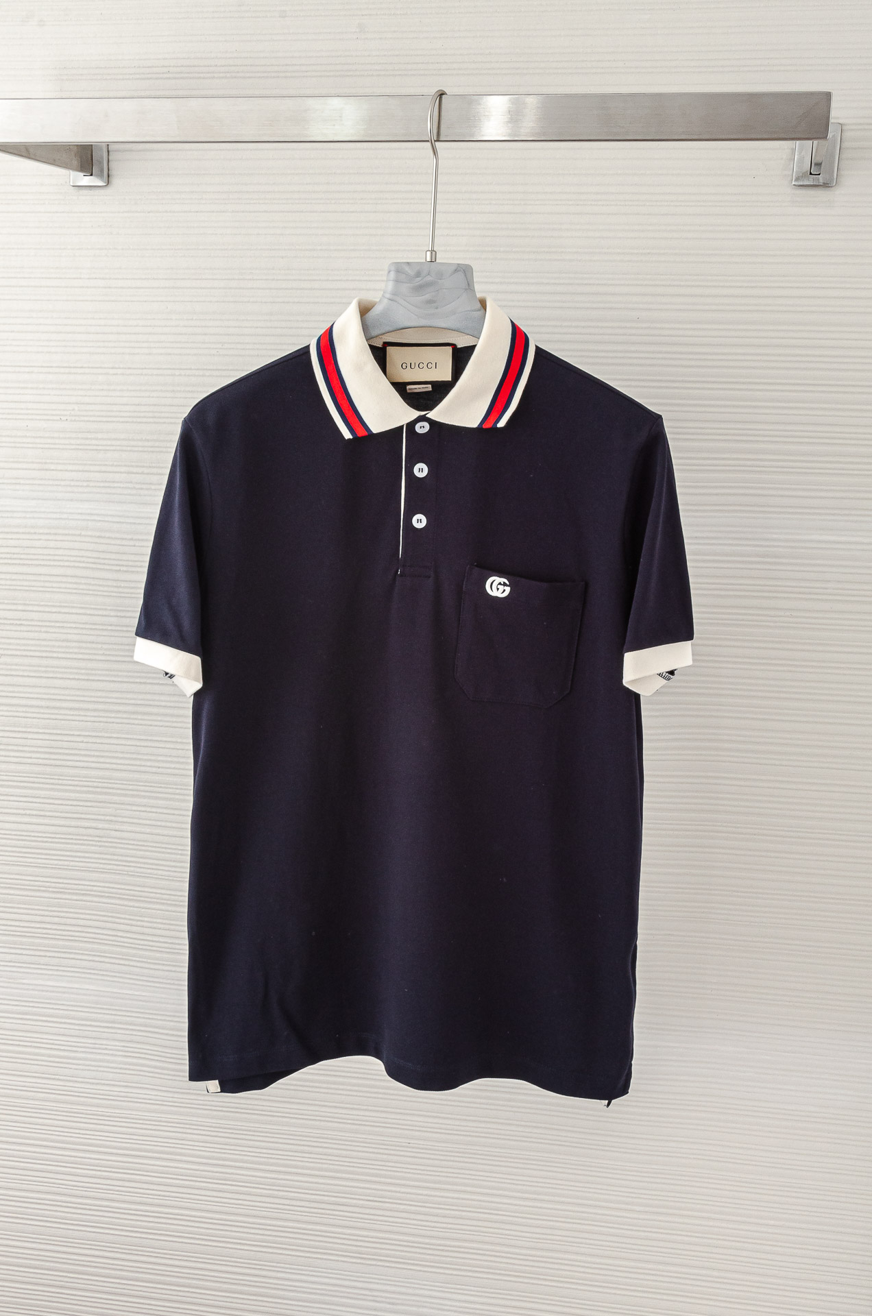 NO:141356,New# Gucci 2025// Men's business and casual solid color lapel short-sleeved POLO shirt #Customers supply imported bead floor cotton fabrics, selected high-quality long-length cotton raw materials, the fabric attributes are all excellent, the mesh structure is delicate and natural, after washing, the texture becomes more affinity, the comfort and breathability are perfect, the touch experience is self-evident, and the ultimate luxury enjoyment!  Details are exquisite and perfect, and the craftsmanship is demonstrated everywhere. The fashionable three-button opening and closing placket is full of temperament, elegant and capable, with both styles and excellent versatility! Size 48-54 M-2xl,,gucci,T-shirt,alexander wang19860909New#  Gucci 2025//男士商务休闲纯色翻领短袖POLO衫#客供进口珠地棉面料,甄选上等长绒棉花原料,面料属性皆为上乘,网眼结构细腻自然,经过水洗后,肌理变得更具亲和力,舒适性与透气性完美兼备,触感体验不言而喻,奢华极致享受！细节精致出挑,品相完美如斯,处处彰显出匠心工艺,时尚三扣开合门襟,上身满满的气质感,优雅且干练,型格兼具,百搭实穿性极好的一款POLO衫! 尺码48-54 M-2xl,,gucci,T-shirt,alexander wang,Men's clothing