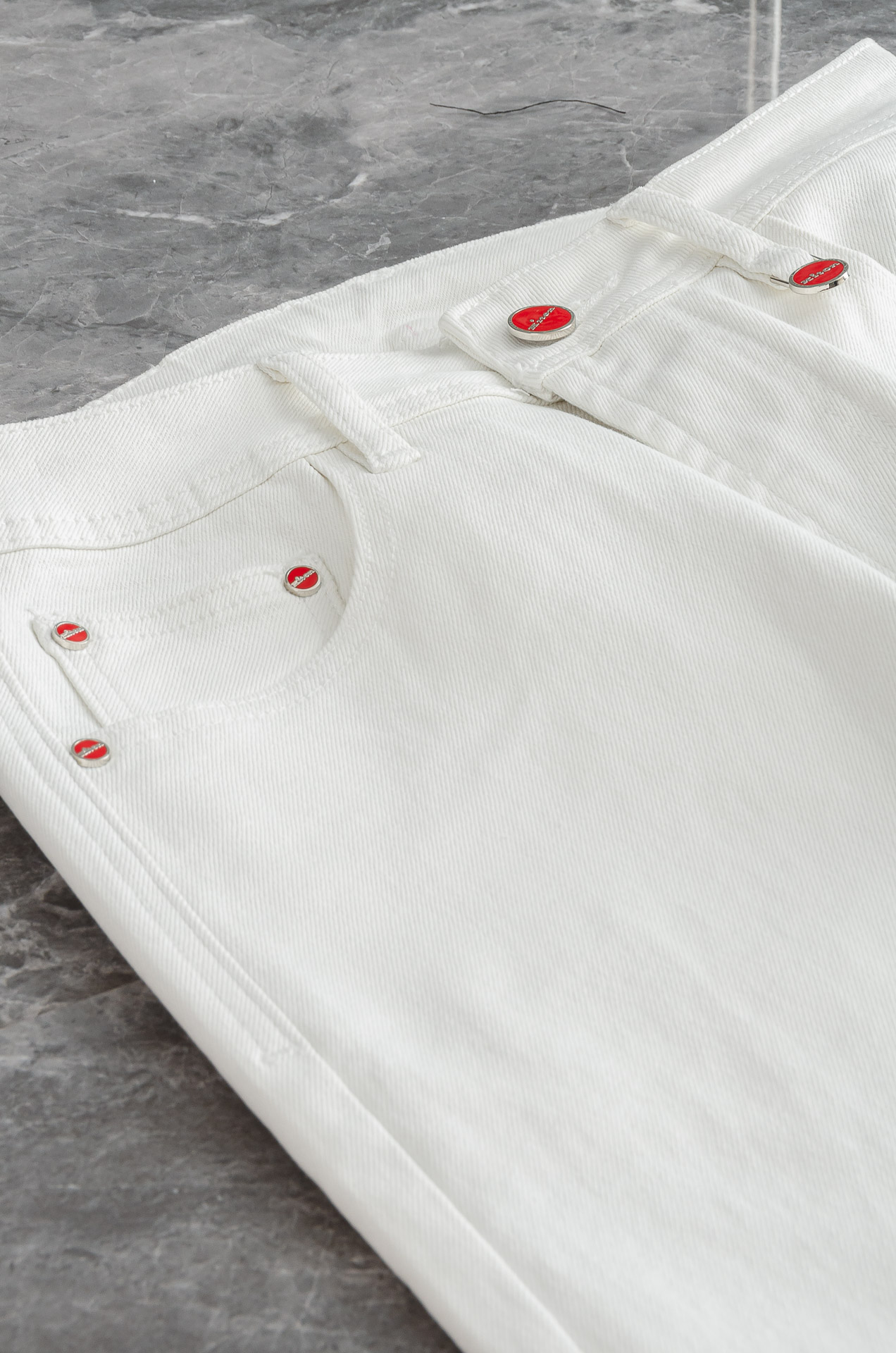 Kit# on 男士时装款商务休闲丹宁牛仔裤，25年春夏新品，巴黎秀场演绎款！！高端奢华且非常牛掰的一款