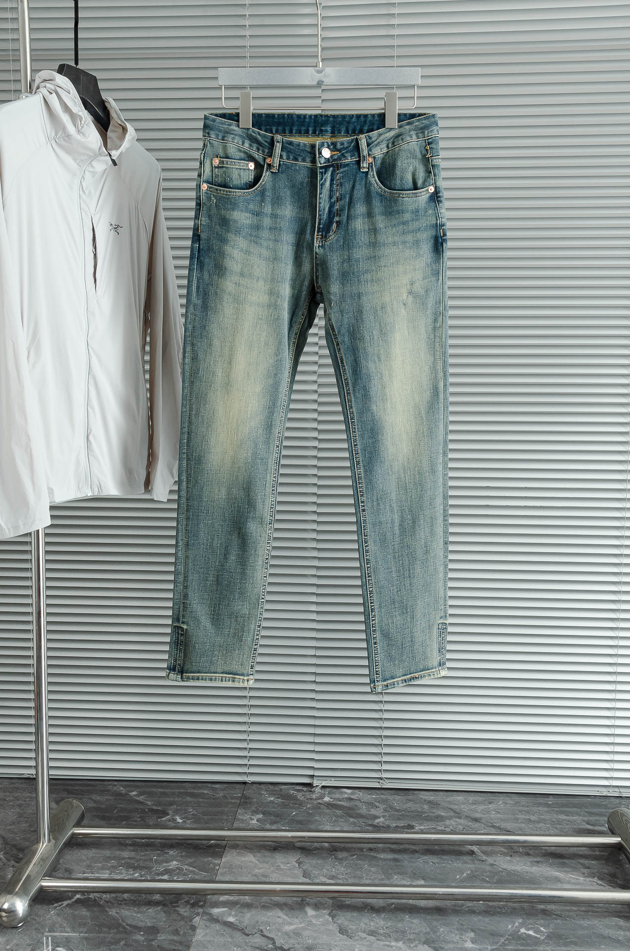 NO:500037,New# Gucc# i 2025ss men's fashionable straight jeans trousers!  Trading companies have sparse channels and are on sale on the leading official website!  The latest trouser items are dedicated, and all quality-controlled male fans must buy. Such a pair of jeans can be afforded rare in the world!  This jeans are made of imported washing denim cotton. The flexible and solid fabric is naturally crisp and tough, with a soft and elastic feel. It is made of high-quality denim cotton. The texture of the surface is clear and delicate, and it is comfortable and breathable. The thin style in summer is very suitable for wearing in spring, summer and summer. The fashionable performance brought by this item is irresistible!  The leather logo on the waist nameplate, retro gold buttons engraved with exquisite words logos, and YKK metal zipper closure on the placket, all the auxiliary materials are exquisitely configured!  The straight slim jeans outfit style is enough to improve your outfit style when paired in daily life. The upper body effect will definitely not disappoint you!  The slim fit style complements the clean and simple appearance. The upper body is not tight, loose and comfortable, and the high-end model of the business and casual series, the rear pocket logo embellishes, echoing the leather nameplate logo on the waist of the trouser, highlighting the brand attributes. Size 30-38 (no 35 37), gucci, jeans, alexander wang19860909New#  Gucc# i 2025ss男士时尚直筒牛仔长裤！贸易公司渠道稀出,领先官网发售！最新裤装单品奉献,所有品质控男粉必须入手的极品,这样一条段位的牛仔裤,担得起世所罕见！ 此款牛仔裤甄选客供进口水洗牛仔棉布制成,柔韧又坚实的面料天然的挺括和硬朗既视感,手感柔软富有弹力,采用优质牛仔棉精制,表面斜纹棉肌理感清晰细腻,着身舒适透气,夏季的薄款,很适合春夏夏天穿着.这种单品所带来的时髦性能让人无法抵抗！后腰铭牌皮标,刻有精致字样Logo的复古金色纽扣,以及门襟YKK金属拉链闭合,所有辅料配置精妙绝伦！直筒修身的牛仔裤装版型剪裁,日常搭配起来足以提升你的穿搭格调,上身效果绝对不会让你失望！合体修身的版型与干净简洁的外观相得益彰. 上身不紧绷,宽松舒适,商务休闲系列的高级款,后口袋兜logo标识点缀,与裤腰皮革铭牌标识相呼应,突显出品牌属性. 尺码30-38（无35 37）,,gucci,jeans,alexander wang,Men's clothing