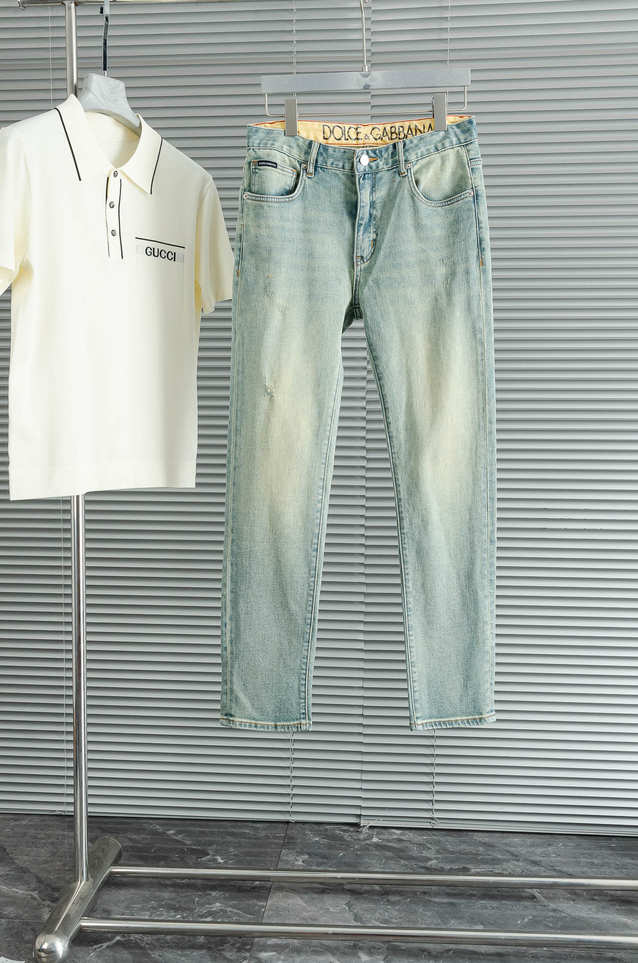 NO:500067,New# D&G 2025ss men's fashionable straight jeans trousers!  Trading companies have sparse channels and are on sale on the leading official website!  The latest trouser items are dedicated, and all quality-controlled male fans must buy. Such a pair of jeans can be afforded rare in the world!  This jeans are made of imported washing denim cotton. The flexible and solid fabric is naturally crisp and tough, with a soft and elastic feel. It is made of high-quality denim cotton. The texture of the surface is clear and delicate, and it is comfortable and breathable. The thin style in summer is very suitable for wearing in spring, summer and summer. The fashionable performance brought by this item is irresistible!  The leather logo on the waist nameplate, retro gold buttons engraved with exquisite words logos, and YKK metal zipper closure on the placket, all the auxiliary materials are exquisitely configured!  The straight slim jeans outfit style is enough to improve your outfit style when paired in daily life. The upper body effect will definitely not disappoint you!  The slim fit style complements the clean and simple appearance. The upper body is not tight, loose and comfortable, and the high-end model of the business and casual series, the rear pocket logo embellishes, echoing the leather nameplate logo on the waist of the trouser, highlighting the brand attributes. Size 30-38 (no 35 37), Dolce & Gabbana, jeans, alexander wang19860909New#  D&G 2025ss男士时尚直筒牛仔长裤！贸易公司渠道稀出,领先官网发售！最新裤装单品奉献,所有品质控男粉必须入手的极品,这样一条段位的牛仔裤,担得起世所罕见！ 此款牛仔裤甄选客供进口水洗牛仔棉布制成,柔韧又坚实的面料天然的挺括和硬朗既视感,手感柔软富有弹力,采用优质牛仔棉精制,表面斜纹棉肌理感清晰细腻,着身舒适透气,夏季的薄款,很适合春夏夏天穿着.这种单品所带来的时髦性能让人无法抵抗！后腰铭牌皮标,刻有精致字样Logo的复古金色纽扣,以及门襟YKK金属拉链闭合,所有辅料配置精妙绝伦！直筒修身的牛仔裤装版型剪裁,日常搭配起来足以提升你的穿搭格调,上身效果绝对不会让你失望！合体修身的版型与干净简洁的外观相得益彰. 上身不紧绷,宽松舒适,商务休闲系列的高级款,后口袋兜logo标识点缀,与裤腰皮革铭牌标识相呼应,突显出品牌属性. 尺码30-38（无35 37）,,Dolce&Gabbana,jeans,alexander wang,Men's clothing