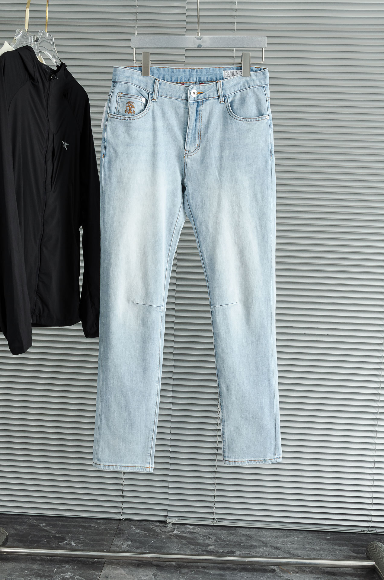 NO:500061,New# BC 2025ss men's fashionable straight jeans trousers!  Trading companies have sparse channels and are on sale on the leading official website!  The latest trouser items are dedicated, and all quality-controlled male fans must buy. Such a pair of jeans can be afforded rare in the world!  This jeans are made of imported washing denim cotton. The flexible and solid fabric is naturally crisp and tough, with a soft and elastic feel. It is made of high-quality denim cotton. The texture of the surface is clear and delicate, and it is comfortable and breathable. The thin style in summer is very suitable for wearing in spring, summer and summer. The fashionable performance brought by this item is irresistible!  The leather logo on the waist nameplate, retro gold buttons engraved with exquisite words logos, and YKK metal zipper closure on the placket, all the auxiliary materials are exquisitely configured!  The straight slim jeans outfit style is enough to improve your outfit style when paired in daily life. The upper body effect will definitely not disappoint you!  The slim fit style complements the clean and simple appearance. The upper body is not tight, loose and comfortable, and the high-end model of the business and casual series, with the logo embellishment of the rear pocket pocket, echoing the leather nameplate logo on the waist of the trouser, highlighting the brand attributes. Size 30-38 (no 35 37), jeans, alexander wang19860909New#   BC 2025ss男士时尚直筒牛仔长裤！贸易公司渠道稀出,领先官网发售！最新裤装单品奉献,所有品质控男粉必须入手的极品,这样一条段位的牛仔裤,担得起世所罕见！ 此款牛仔裤甄选客供进口水洗牛仔棉布制成,柔韧又坚实的面料天然的挺括和硬朗既视感,手感柔软富有弹力,采用优质牛仔棉精制,表面斜纹棉肌理感清晰细腻,着身舒适透气,夏季的薄款,很适合春夏夏天穿着.这种单品所带来的时髦性能让人无法抵抗！后腰铭牌皮标,刻有精致字样Logo的复古金色纽扣,以及门襟YKK金属拉链闭合,所有辅料配置精妙绝伦！直筒修身的牛仔裤装版型剪裁,日常搭配起来足以提升你的穿搭格调,上身效果绝对不会让你失望！合体修身的版型与干净简洁的外观相得益彰. 上身不紧绷,宽松舒适,商务休闲系列的高级款,后口袋兜logo标识点缀,与裤腰皮革铭牌标识相呼应,突显出品牌属性. 尺码30-38（无35 37）,,jeans,alexander wang,Men's clothing