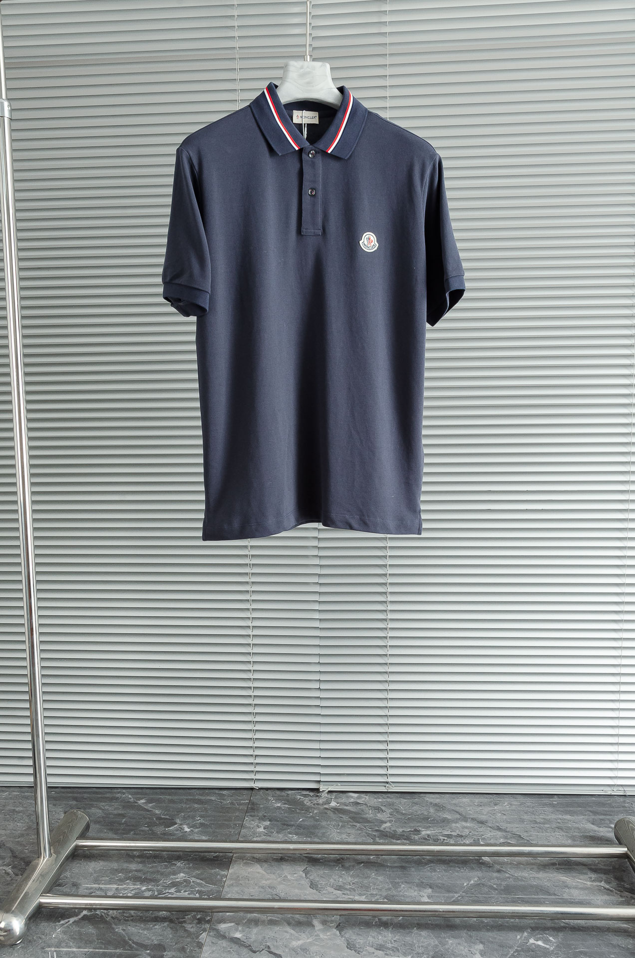 NO:451271,NEW# Mom25 new three-color trim lo short-sleeved, this lo shirt is made of high-end cotton bead floor fabric, making it a timeless design item suitable for all seasons. Classic style, three-color fine nodes accented cuffs and collar edges, iconic logo on the chest, shell buttons are engraved with Mengjia English letters, original 1:1 development, complete three standards, business and casual, high-end outward and inner wear, the same style as men and women, highly recommended!  Number of codes: M -XXL, T-shirt,alexander wang19860909NEW# Mom25新款三色饰边lo短袖,这款lo衫采用高端棉质珠地面料制成,是适合各种季节的隽永设计单品.经典款式,以三色细节点缀袖口和领边,胸前饰有标志性标识,贝壳纽扣刻有蒙家英文字母,原版1:1开发,三标齐全,商务休闲,外穿内搭都高档 男女同款,强烈推荐！ 码数:M -XXL,,T-shirt,alexander wang,Men's clothing