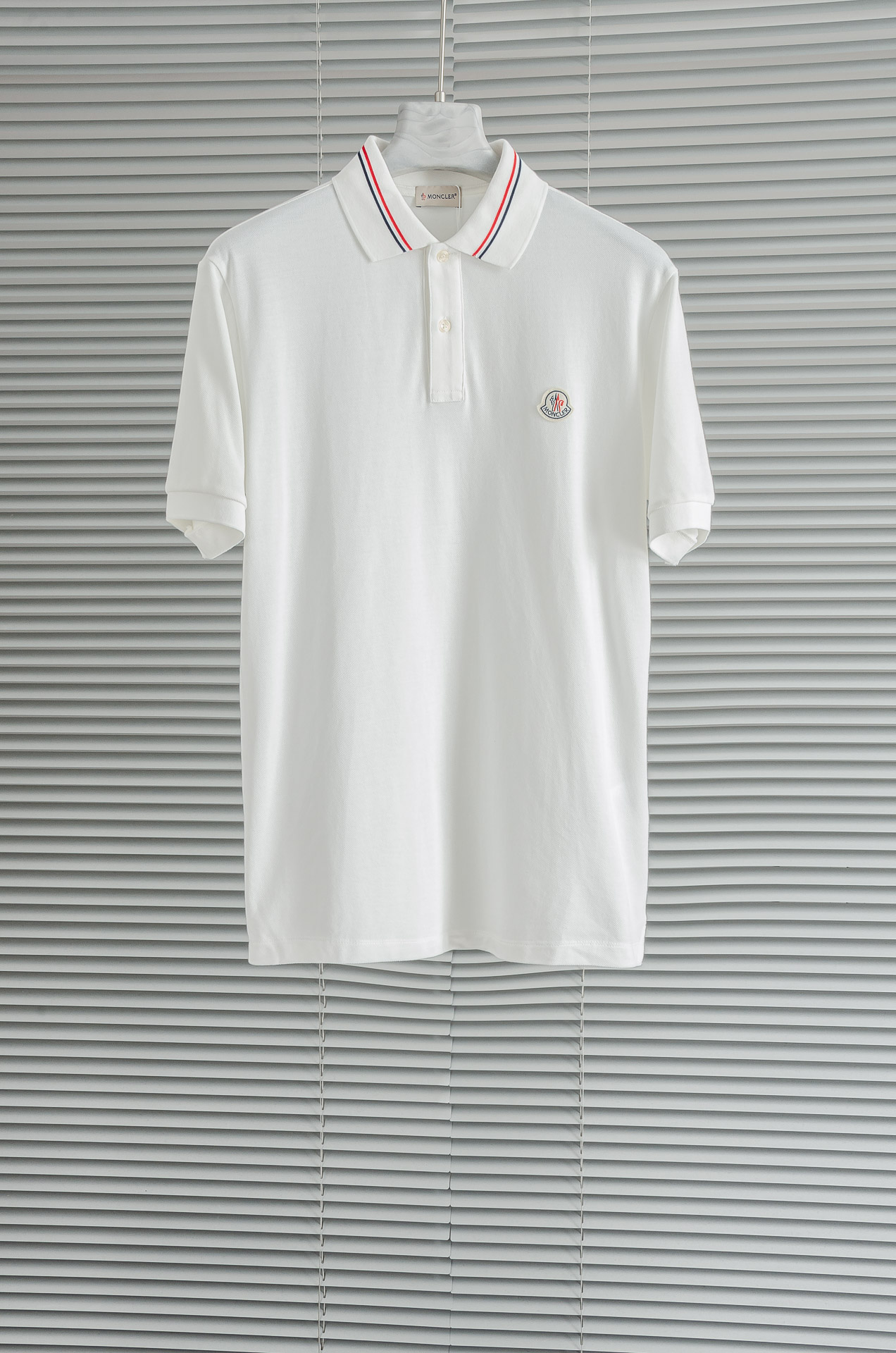 NO:451265,NEW# Mom25 new three-color trim lo short-sleeved, this lo shirt is made of high-end cotton bead floor fabric, making it a timeless design item suitable for all seasons. Classic style, three-color fine nodes accented cuffs and collar edges, iconic logo on the chest, shell buttons are engraved with Mengjia English letters, original 1:1 development, complete three standards, business and casual, high-end outward and inner wear, the same style as men and women, highly recommended!  Number of codes: M L XLXXL, T-shirt, alexander wang19860909NEW# Mom25新款三色饰边lo短袖,这款lo衫采用高端棉质珠地面料制成,是适合各种季节的隽永设计单品.经典款式,以三色细节点缀袖口和领边,胸前饰有标志性标识,贝壳纽扣刻有蒙家英文字母,原版1:1开发,三标齐全,商务休闲,外穿内搭都高档 男女同款,强烈推荐！ 码数:M L XLXXL,,T-shirt,alexander wang,Men's clothing