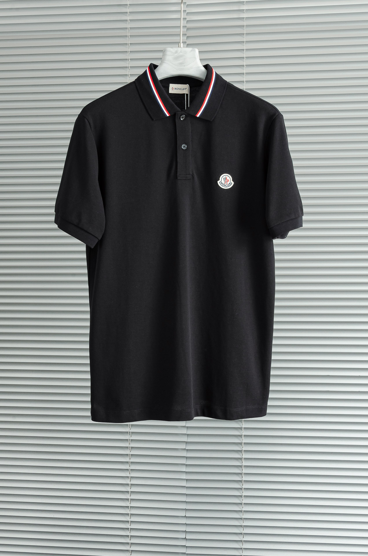 NO:451277,NEW# Mom25 new three-color trim lo short-sleeved, this lo shirt is made of high-end cotton bead floor fabric, making it a timeless design item suitable for all seasons. Classic style, three-color fine nodes affixed cuffs and collar edges, the chest is decorated with iconic logos, and the shell buttons are engraved with Mengjia English letters. The original version is developed 1:1, complete three standards, business and casual, and high-end outward and inner wear. The same style as men and women, highly recommended!  Number of codes: M L XLXXL, T-shirt, alexander wang19860909NEW# Mom25新款三色饰边lo短袖,这款lo衫采用高端棉质珠地面料制成,是适合各种季节的隽永设计单品.经典款式,以三色细节点缀袖口和领边,胸前饰有标志性标识,贝壳纽扣刻有蒙家英文字母,原版1:1开发,三标齐全,商务休闲,外穿内搭都高档 男女同款,强烈推荐！ 码数:M L XLXXL,,T-shirt,alexander wang,Men's clothing