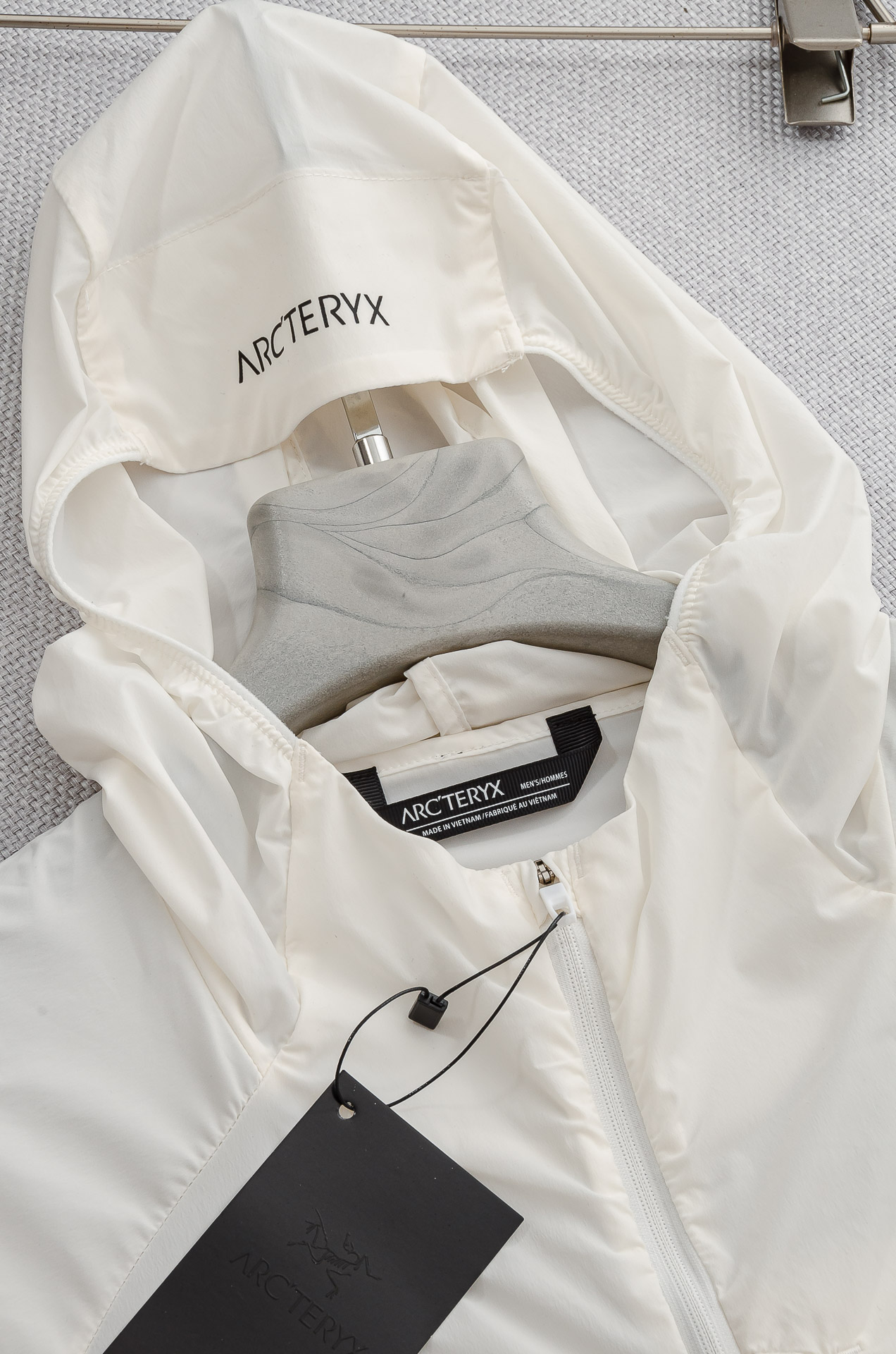 。

ARC‘TERYX 始祖鸟  男士连帽夹克防晒服#全新户外轻薄防晒外套上线，整体超前时髦的设计，打