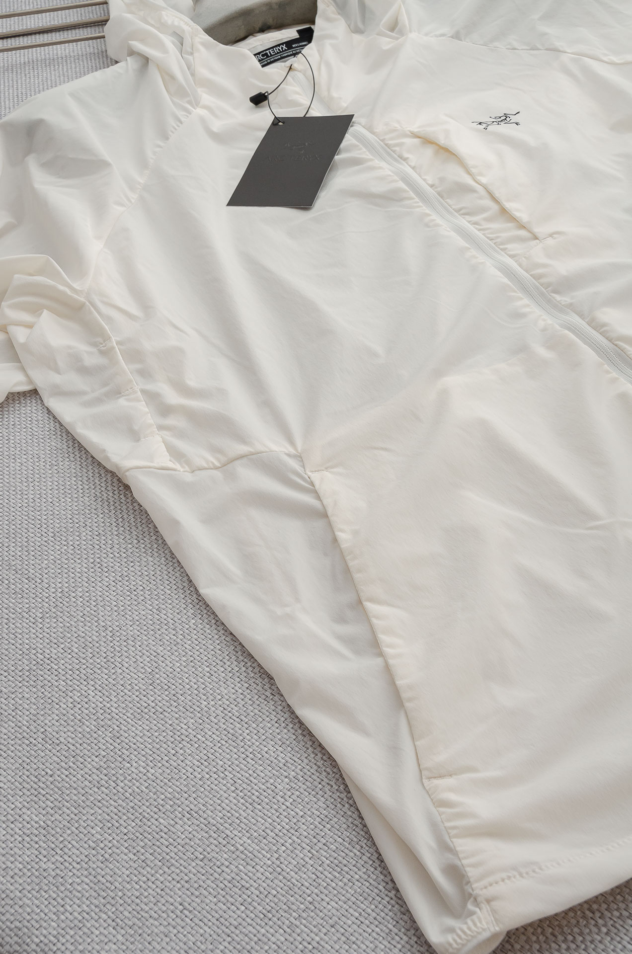 。

ARC‘TERYX 始祖鸟  男士连帽夹克防晒服#全新户外轻薄防晒外套上线，整体超前时髦的设计，打