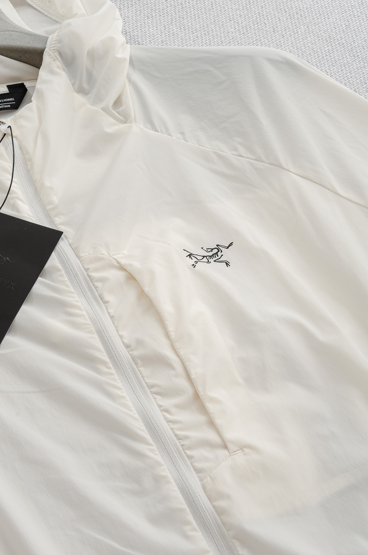 。

ARC‘TERYX 始祖鸟  男士连帽夹克防晒服#全新户外轻薄防晒外套上线，整体超前时髦的设计，打