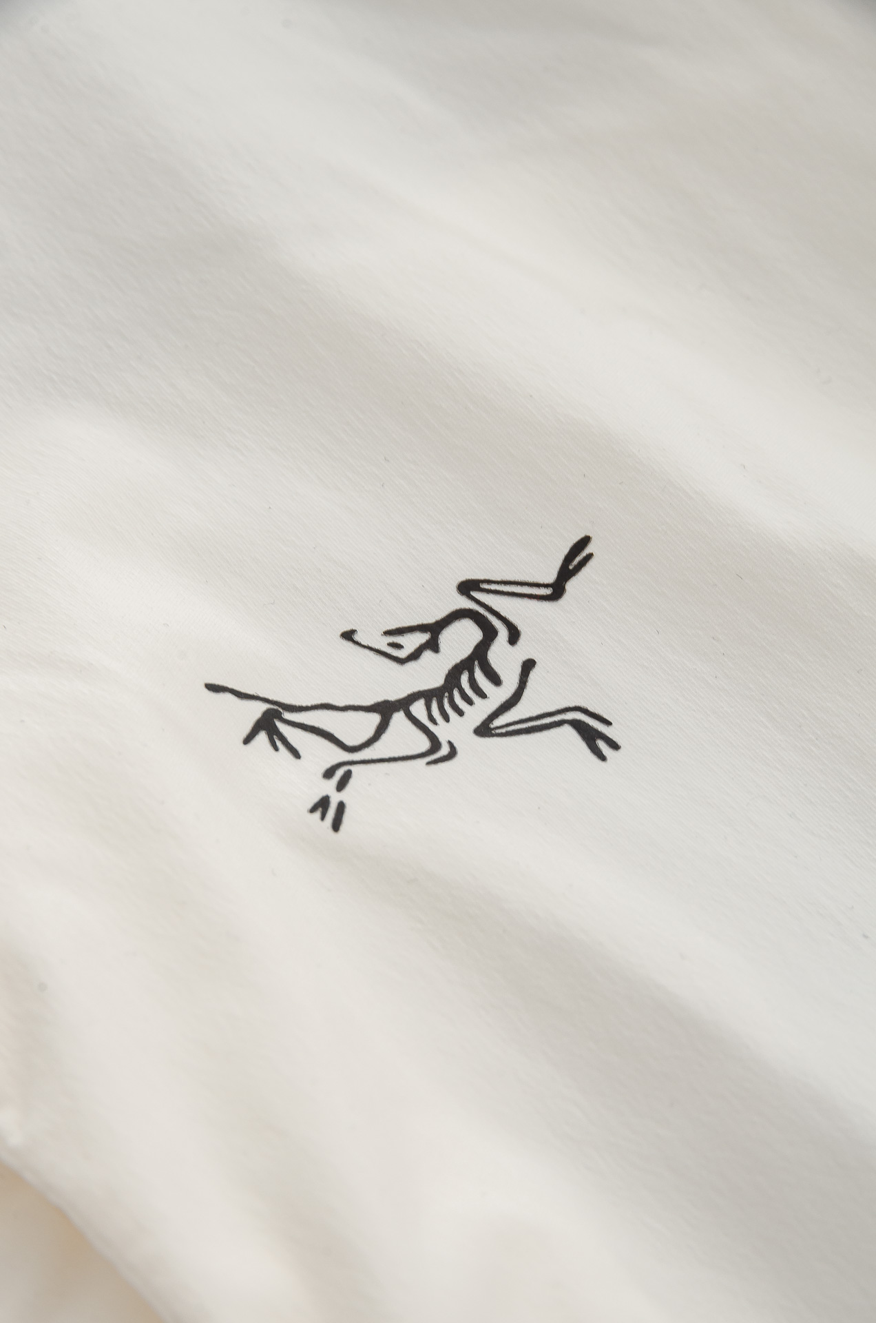 。

ARC‘TERYX 始祖鸟  男士连帽夹克防晒服#全新户外轻薄防晒外套上线，整体超前时髦的设计，打