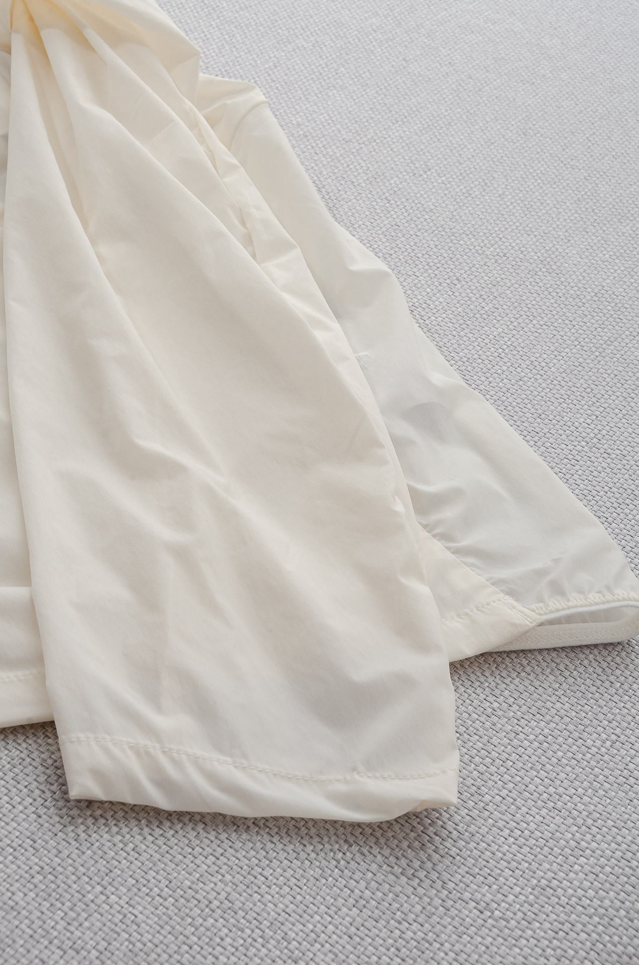 。

ARC‘TERYX 始祖鸟  男士连帽夹克防晒服#全新户外轻薄防晒外套上线，整体超前时髦的设计，打